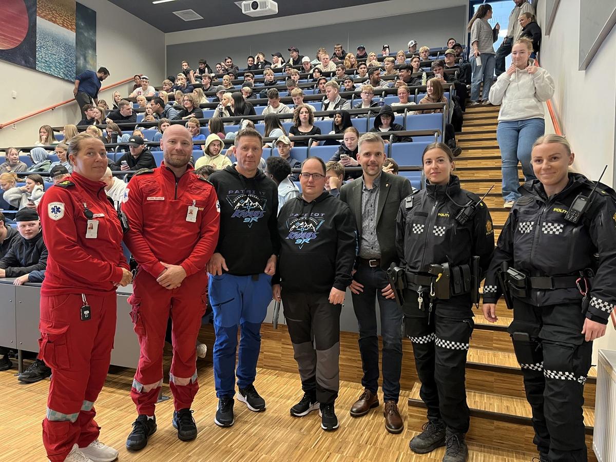 Bildetekst: En ny hjelmkampanje er sparket i gang ved videregående skole i Nordkapp, blant annet med politiet på laget. Målet er få ungdommen til å bruke hjelm når de kjører ATV. NBAS-brosjyrene ble delt ut til elevene under ”kickoff”. (Foto: Randi Irén Olsen/Finnmarksposten)