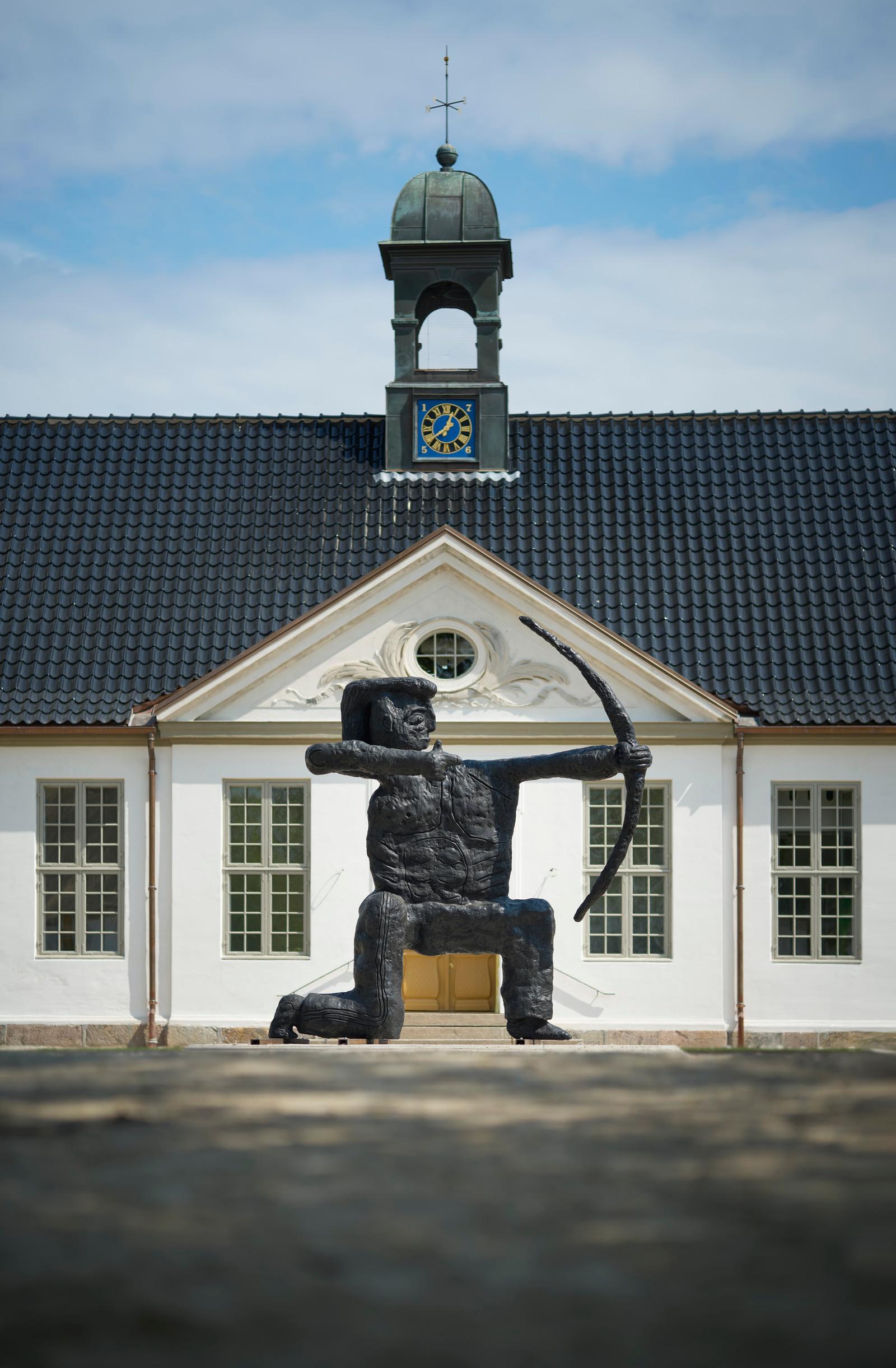 bronze skulpture, outside 