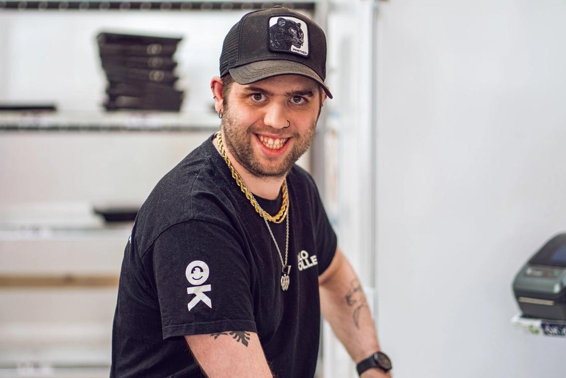 Bilde av en mann som taper igjen en pappeske.