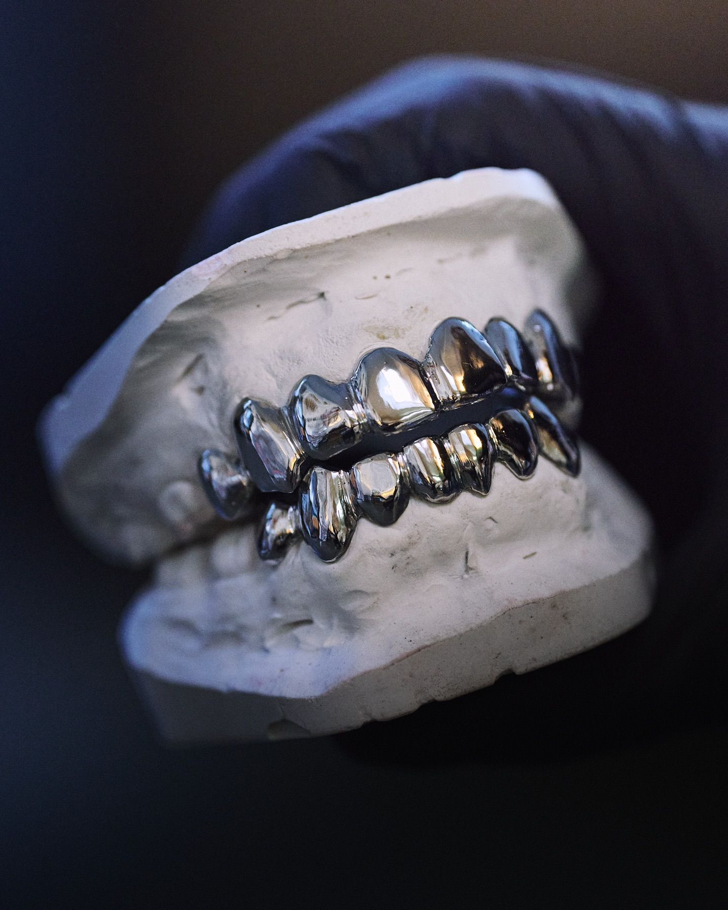 Grillz pleine bouche à la finition noire avec crocs