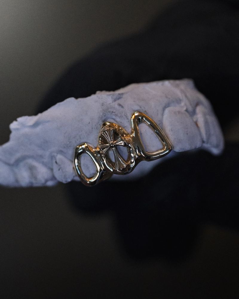 Grillz au design sculpté, finition sombre