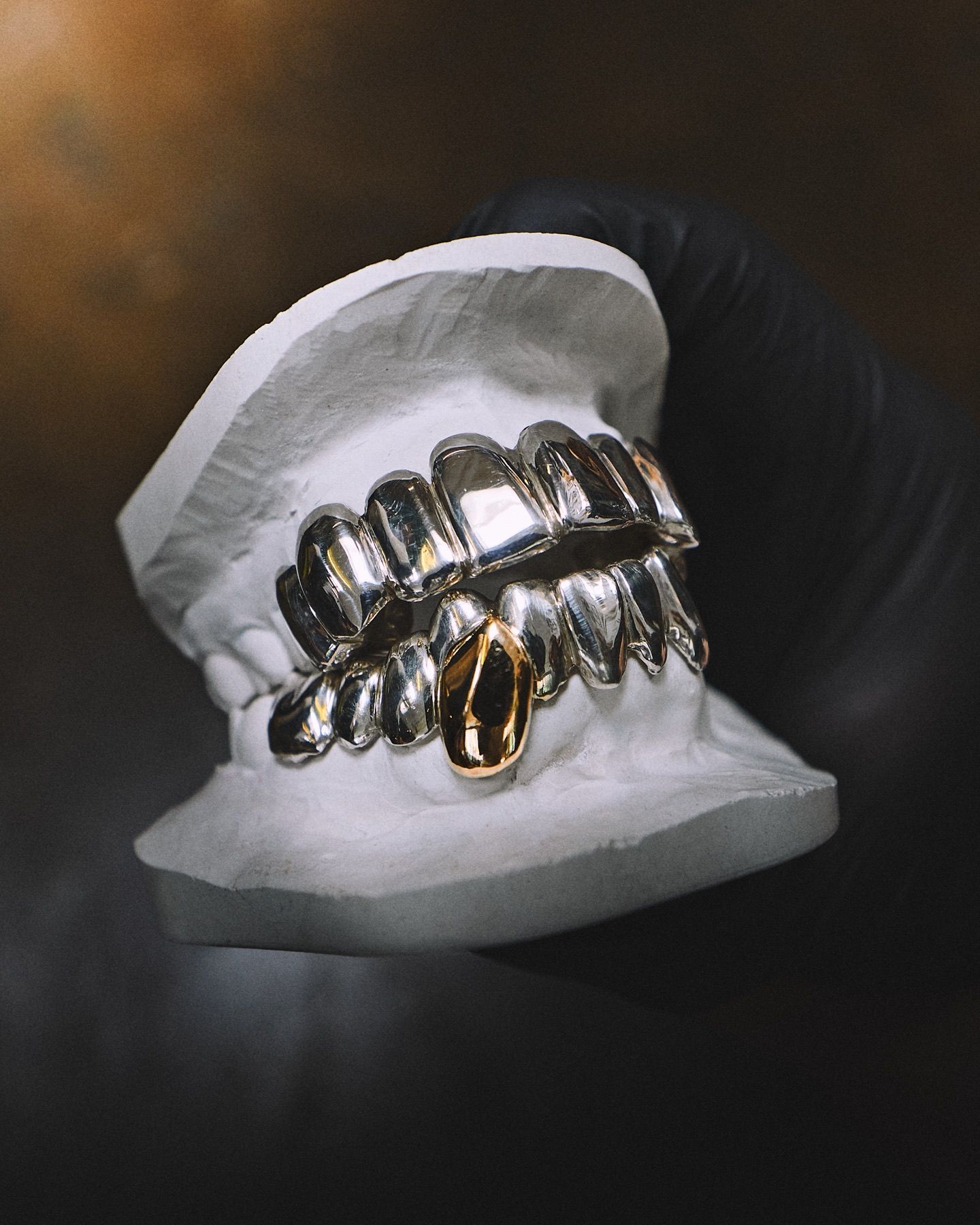 Grillz pleine bouche en argent poli avec une dent en or