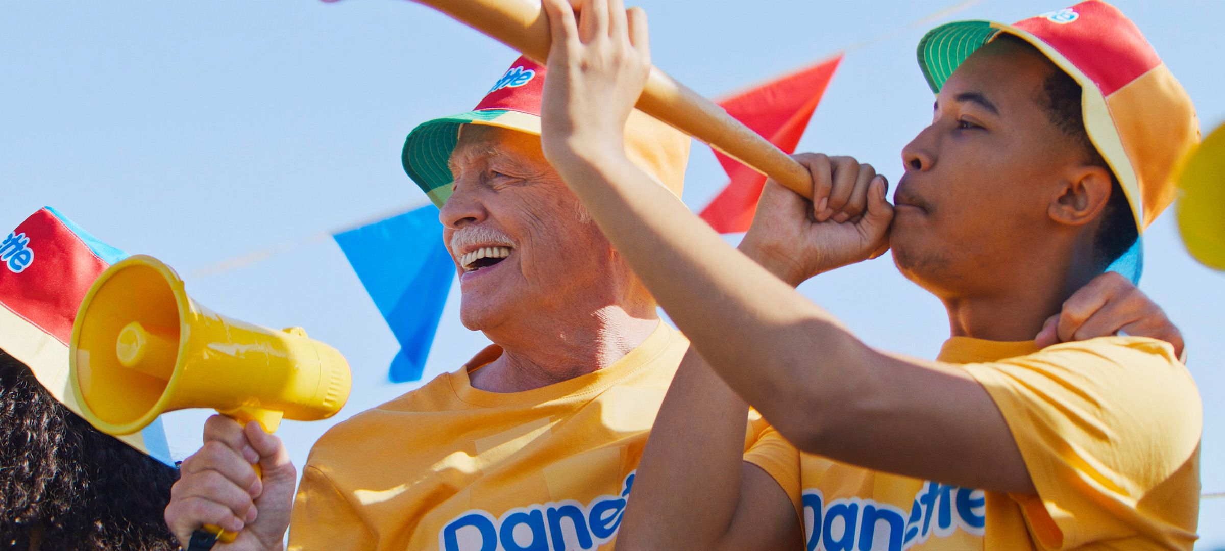 Acteur principal avec les jeunes acteurs lors du tournage du film d'annonce Danette × Tour de France
