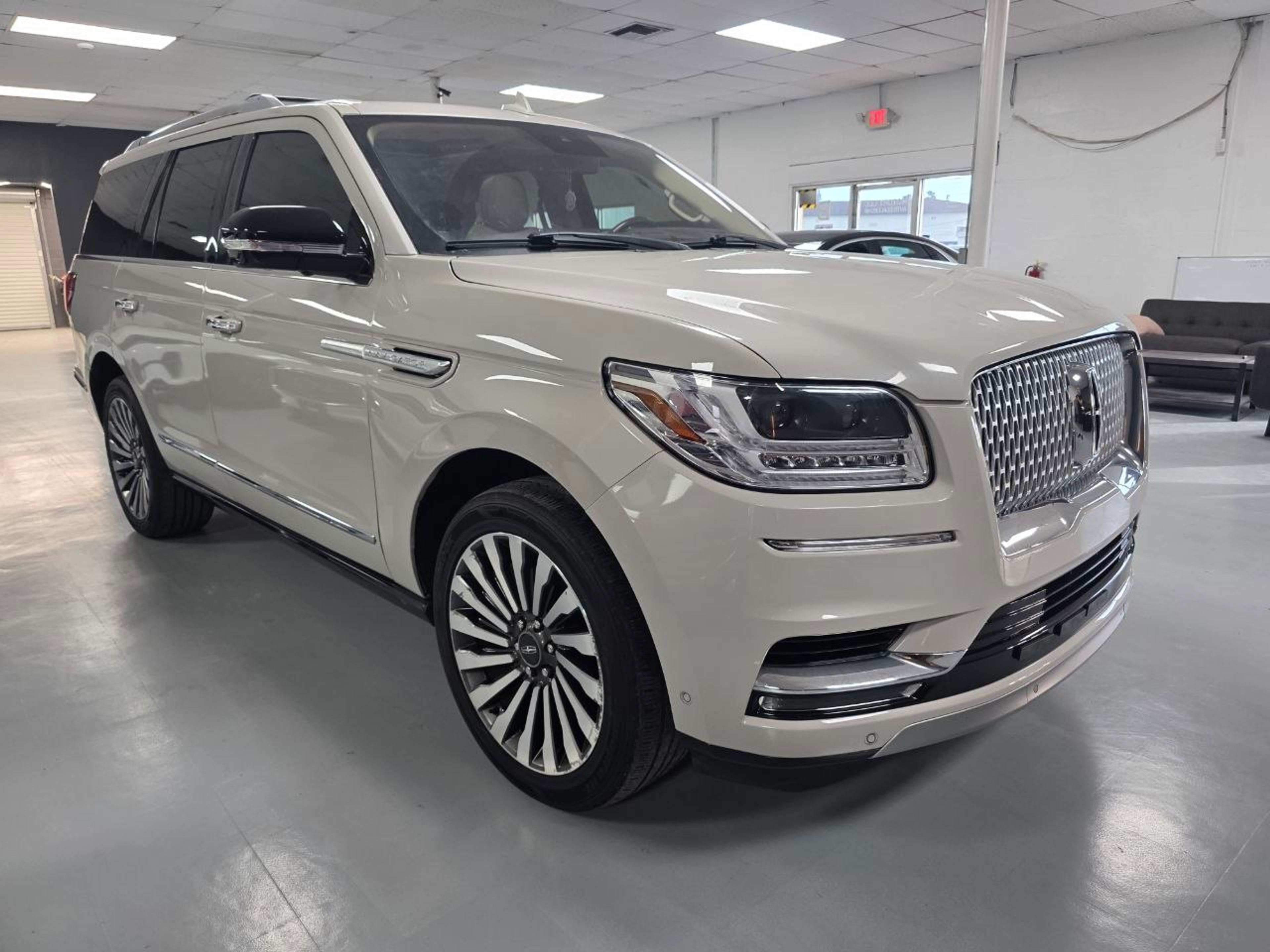 2019 LINCOLN Navigator Beige - Photo 4 of 7