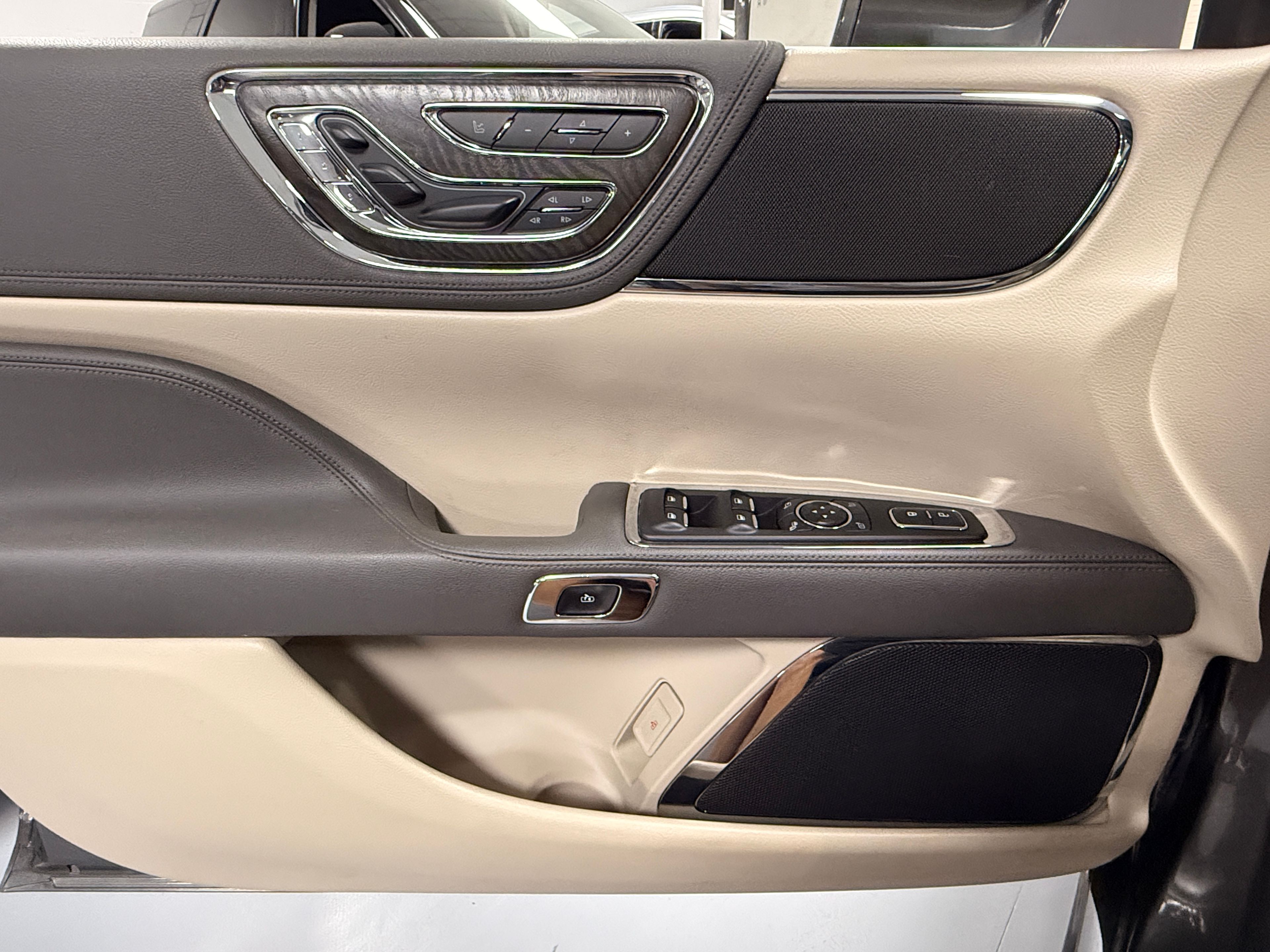 2017 LINCOLN Continental Gray - Photo 9 of 10