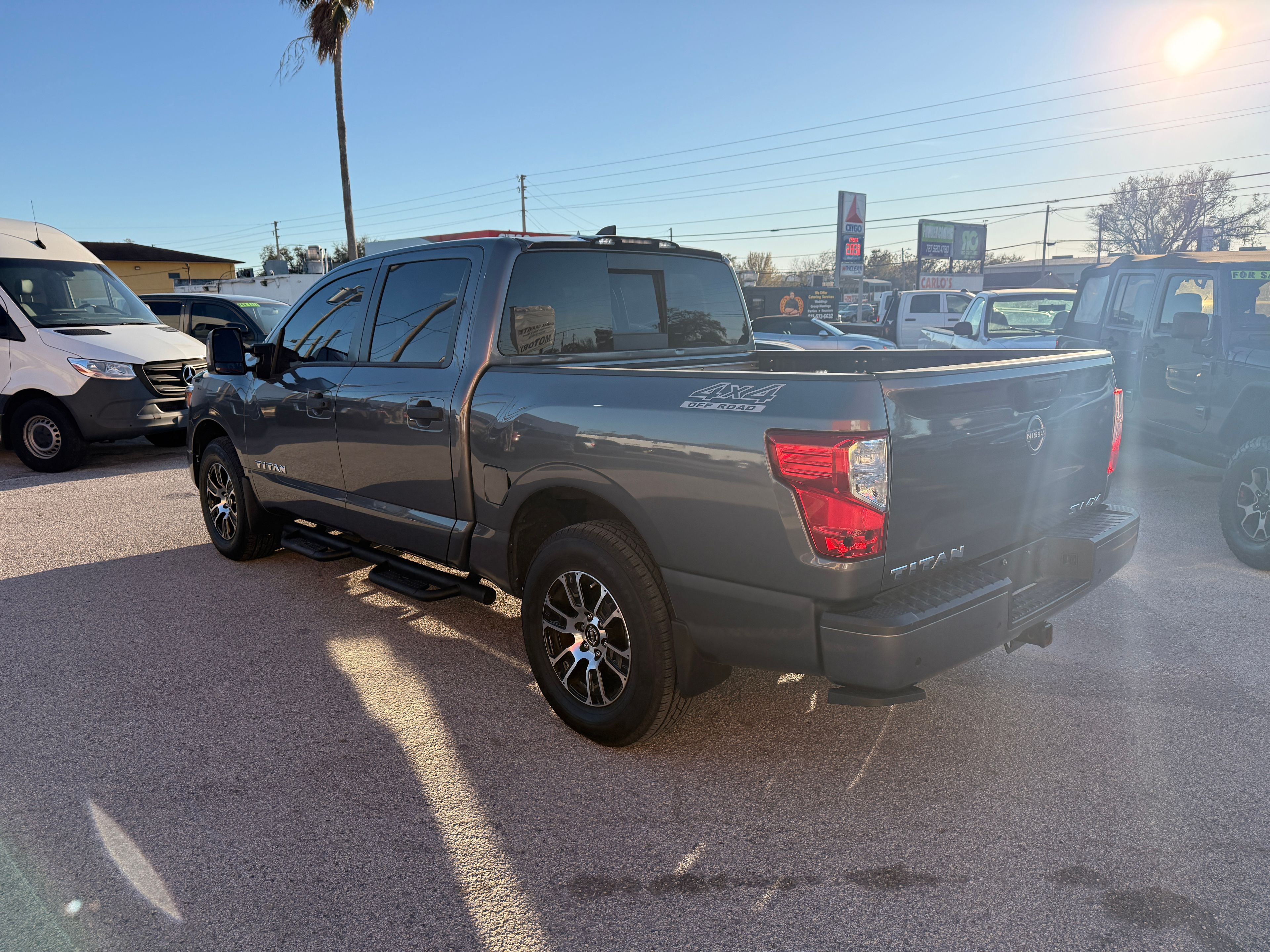 2023 Nissan Titan Gray - Photo 3 of 9
