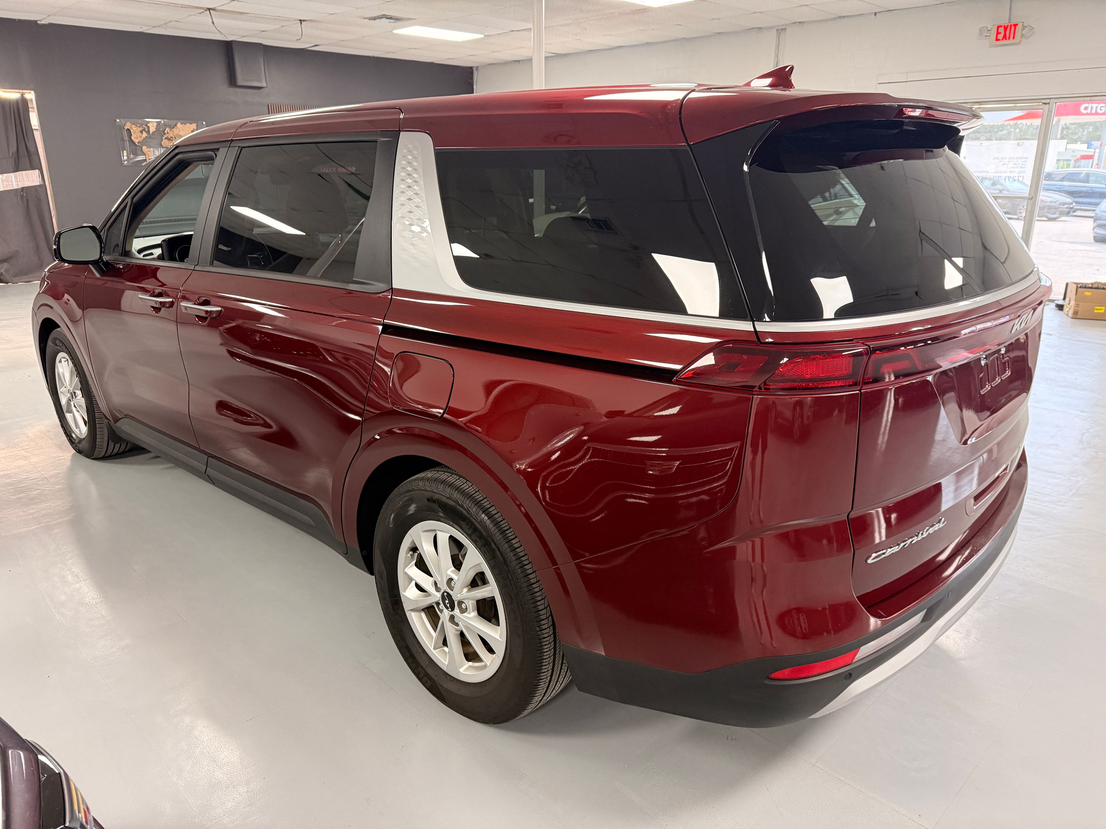2022 Kia Carnival Burgundy - Photo 3 of 9