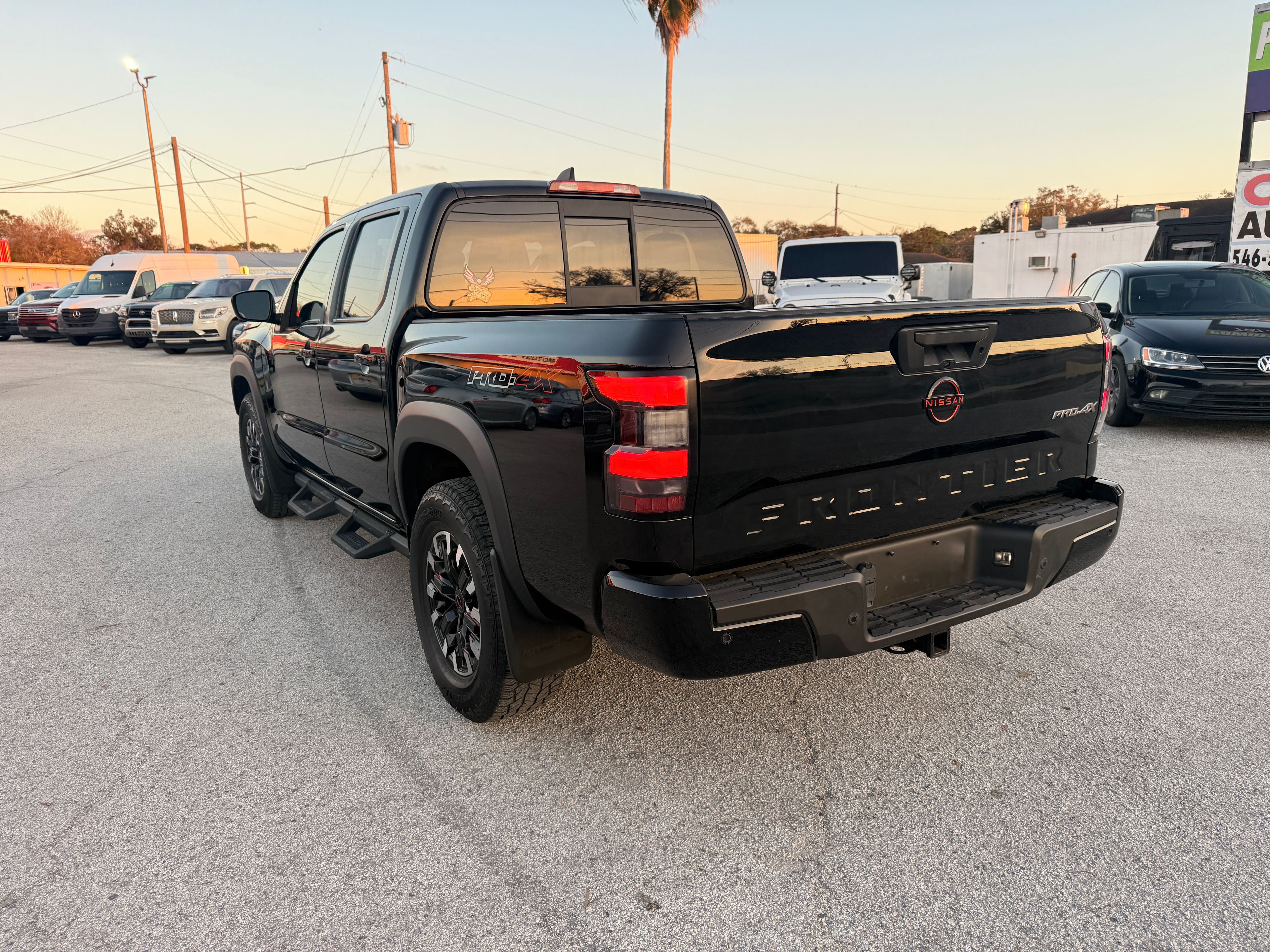 2022 Nissan Frontier Black - Photo 3 of 8