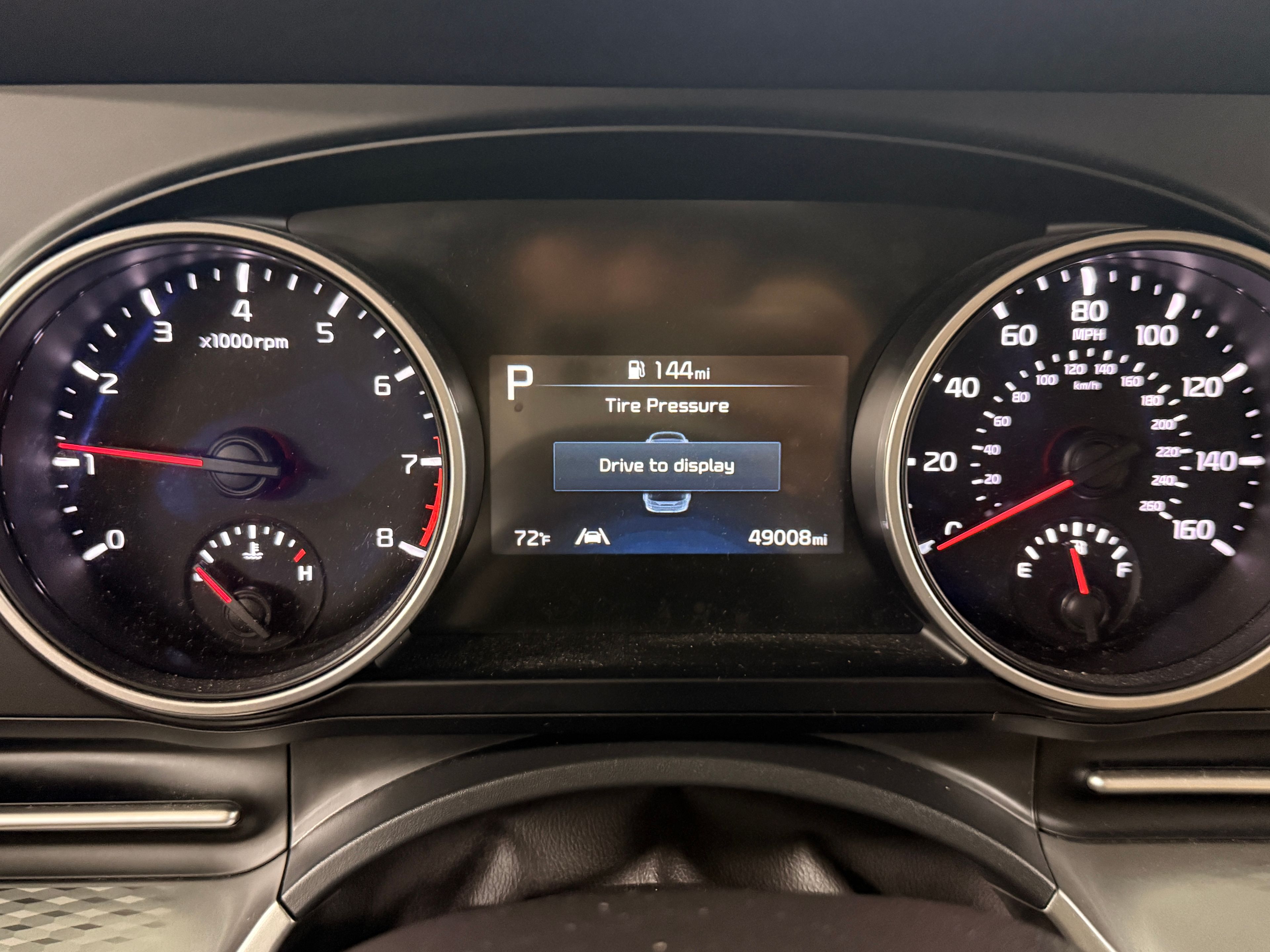 2022 Kia Carnival Burgundy - Photo 8 of 9