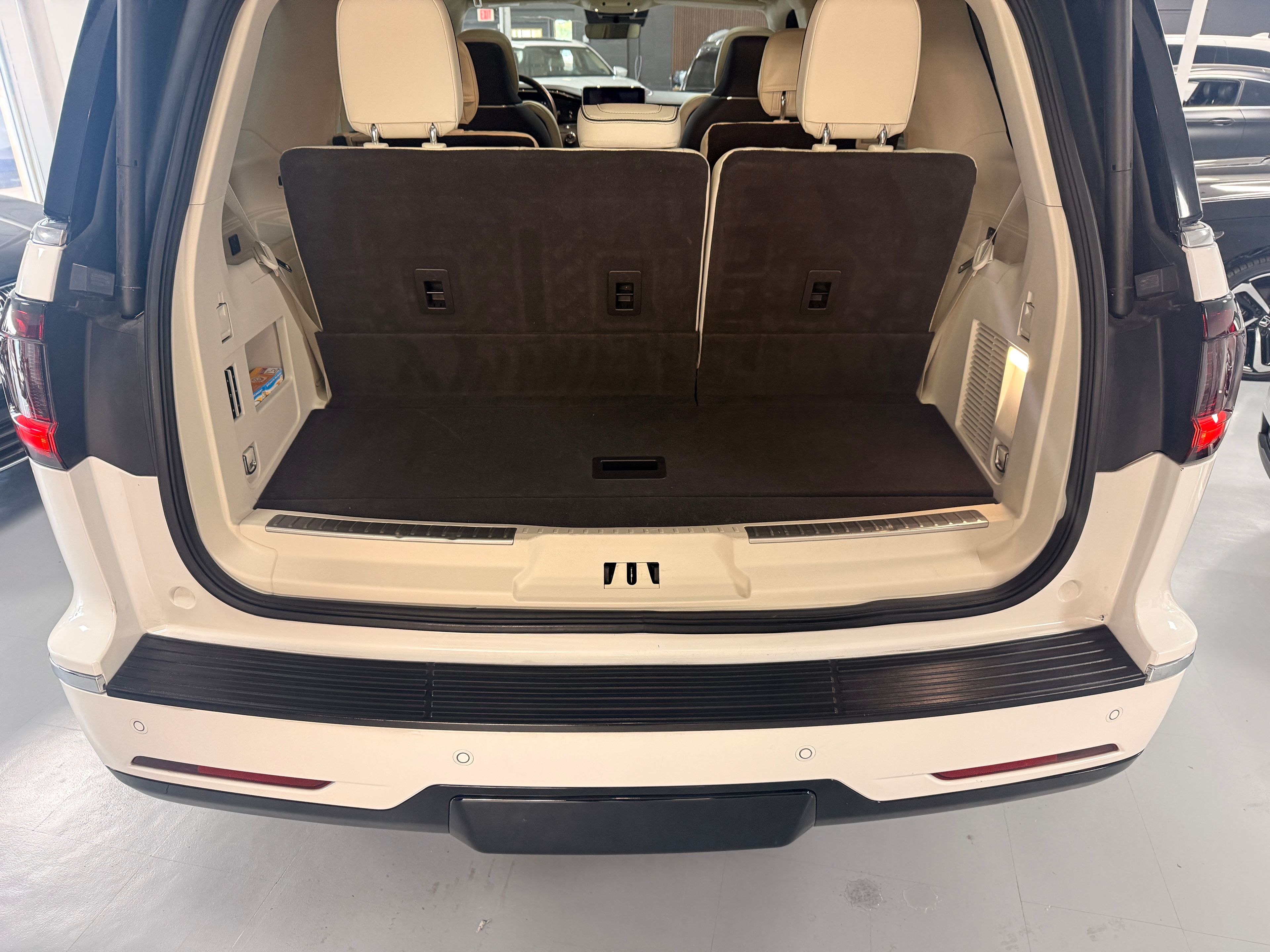 2021 LINCOLN Navigator White - Photo 10 of 10