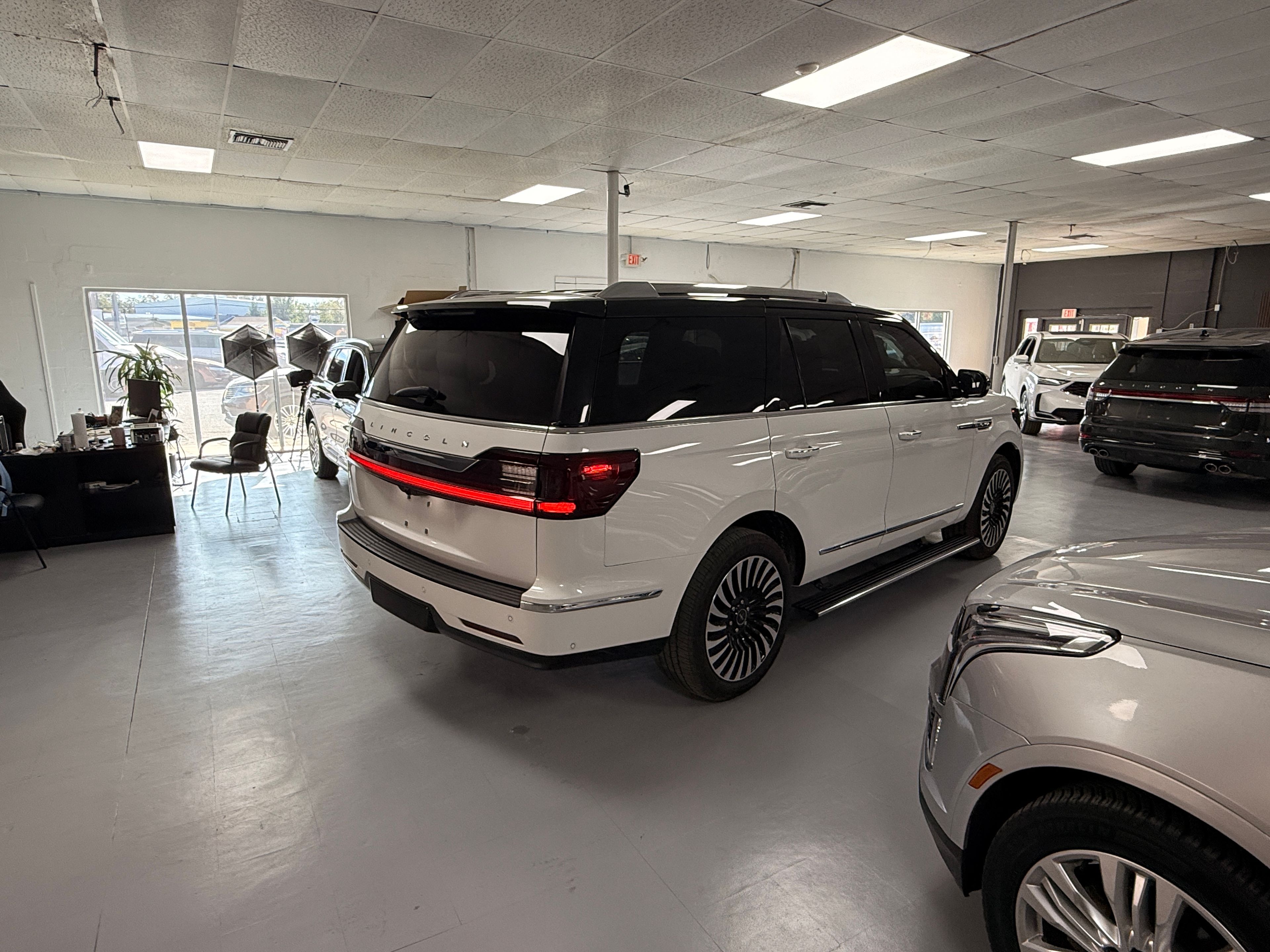 2021 LINCOLN Navigator White - Photo 4 of 10