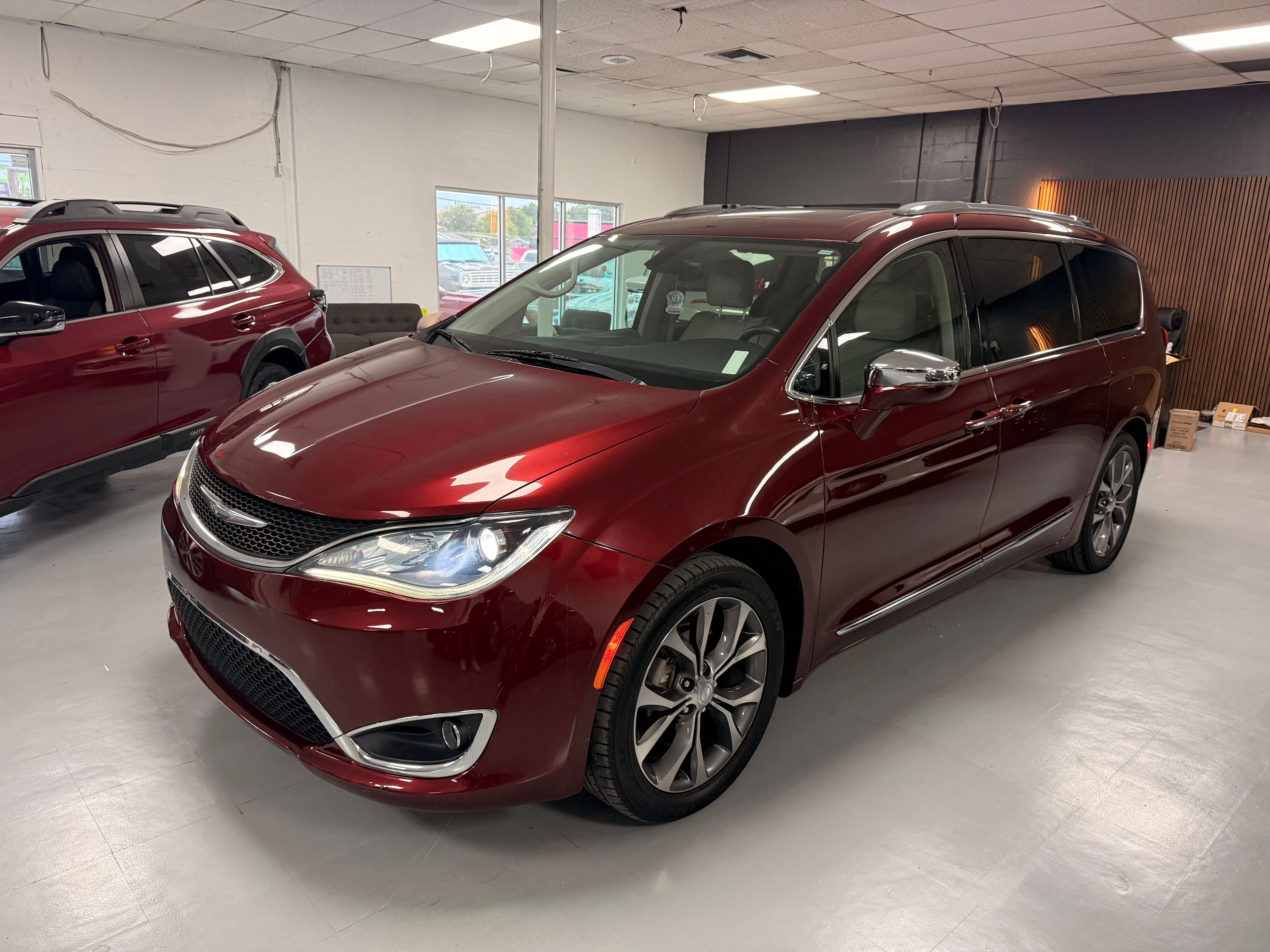 2017 CHRYSLER Pacifica Burgundy - Photo 2 of 8