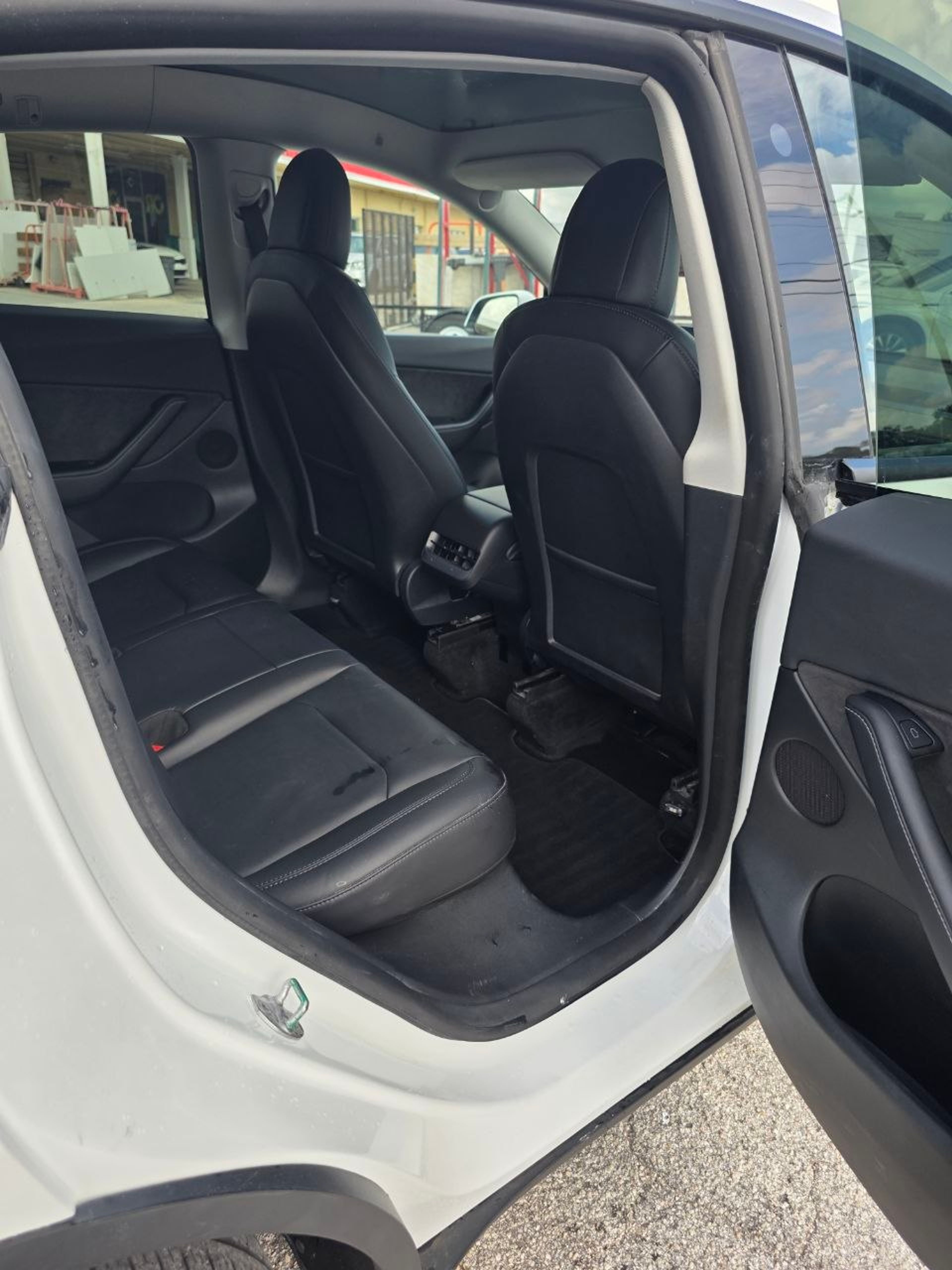 2022 Tesla Model Y White - Photo 8 of 10