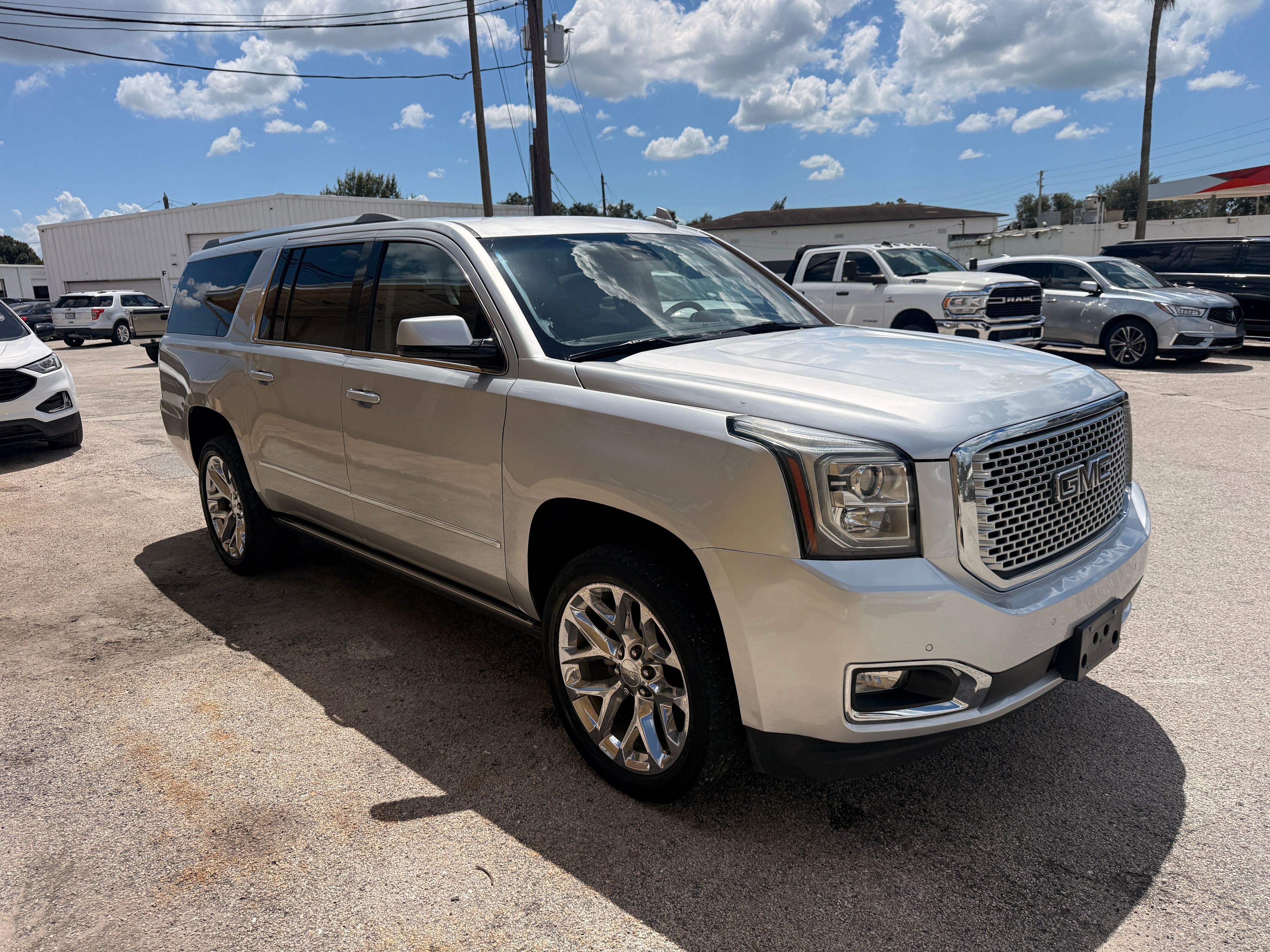2019 GMC Yukon XL - Photo 2 of 8