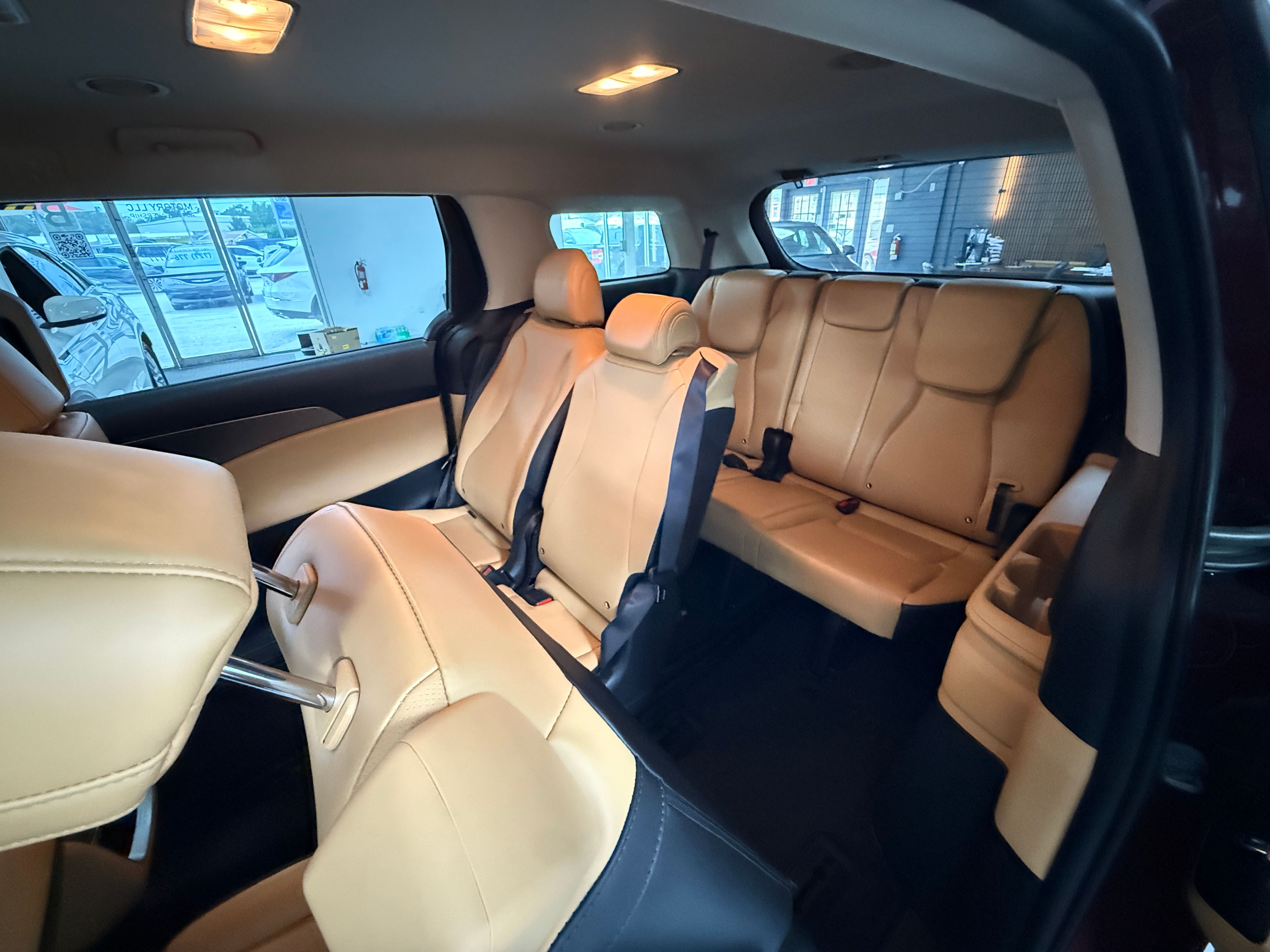2022 Kia Carnival Burgundy - Photo 7 of 9