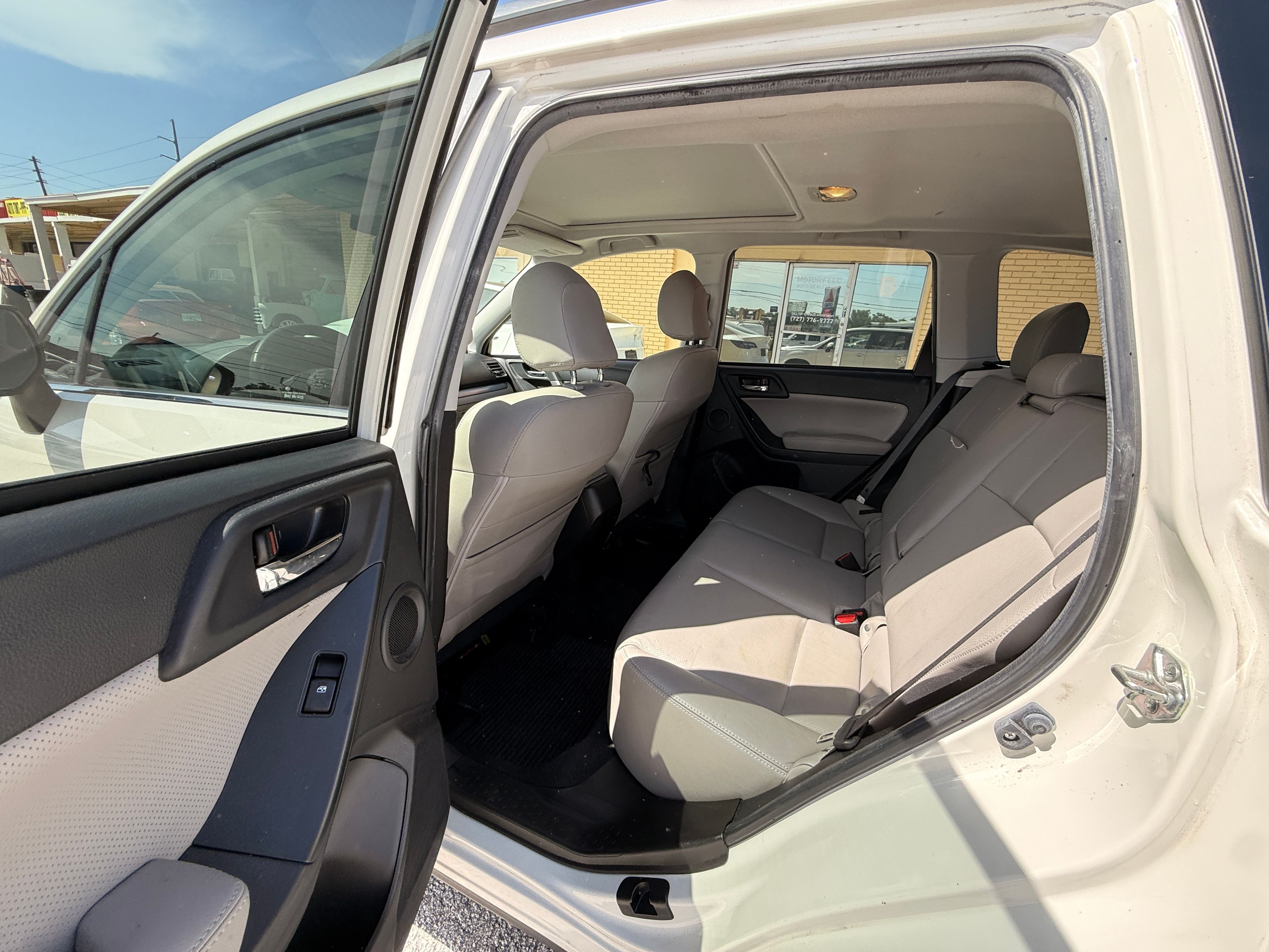 2015 Subaru Forester White - Photo 6 of 7