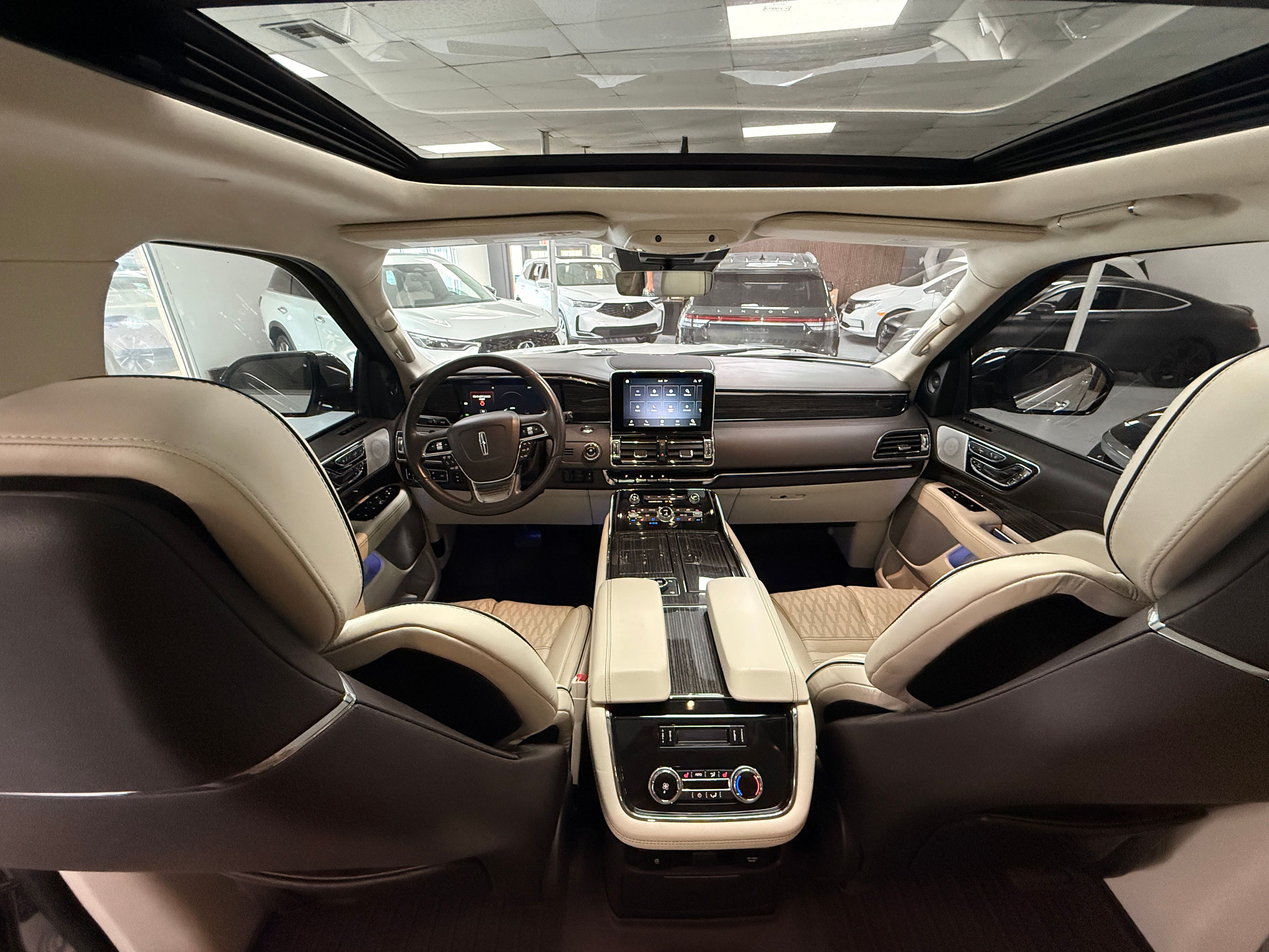 2021 LINCOLN Navigator White - Photo 5 of 10