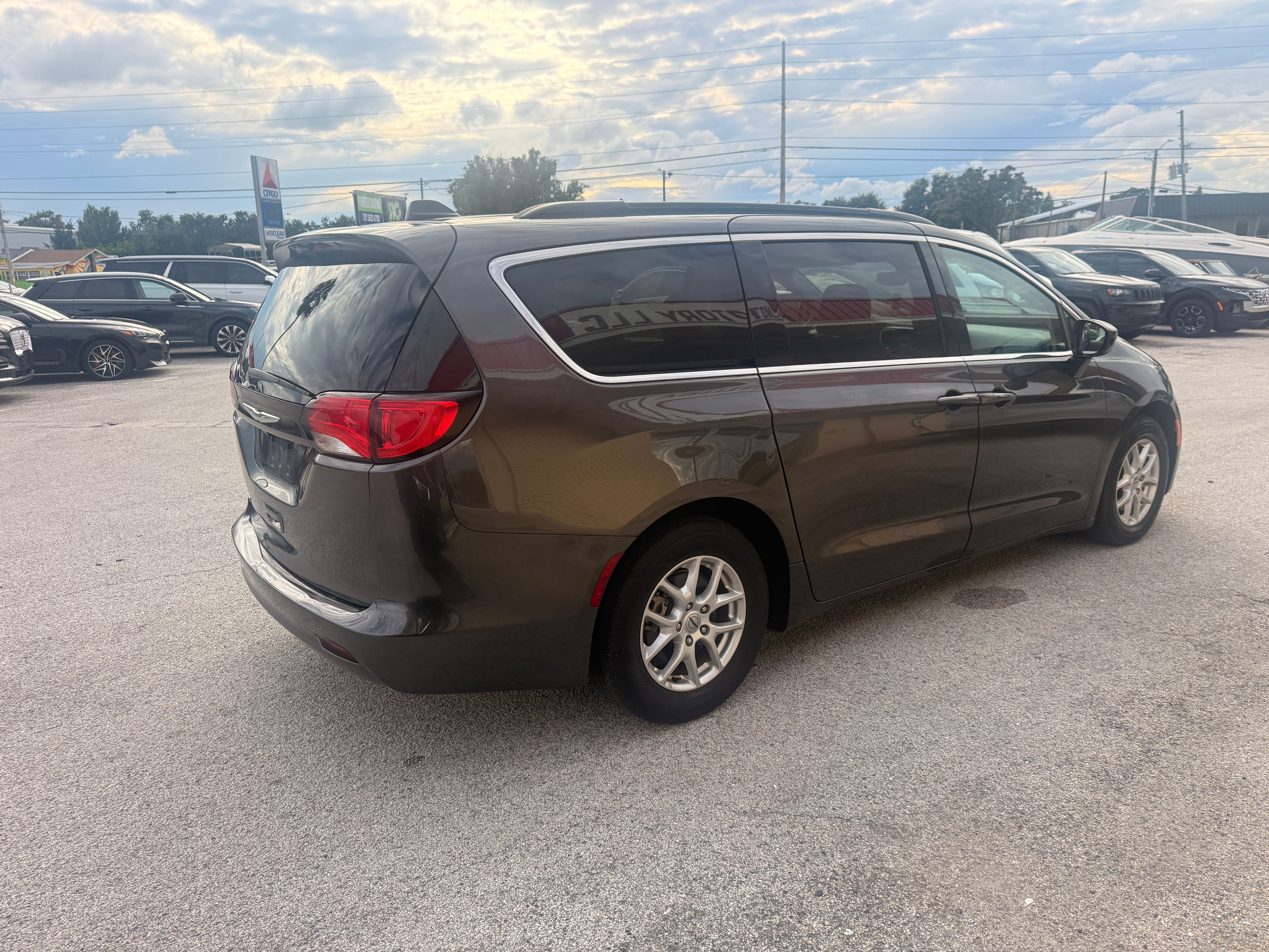 2021 CHRYSLER Voyager Gray - Photo 3 of 9
