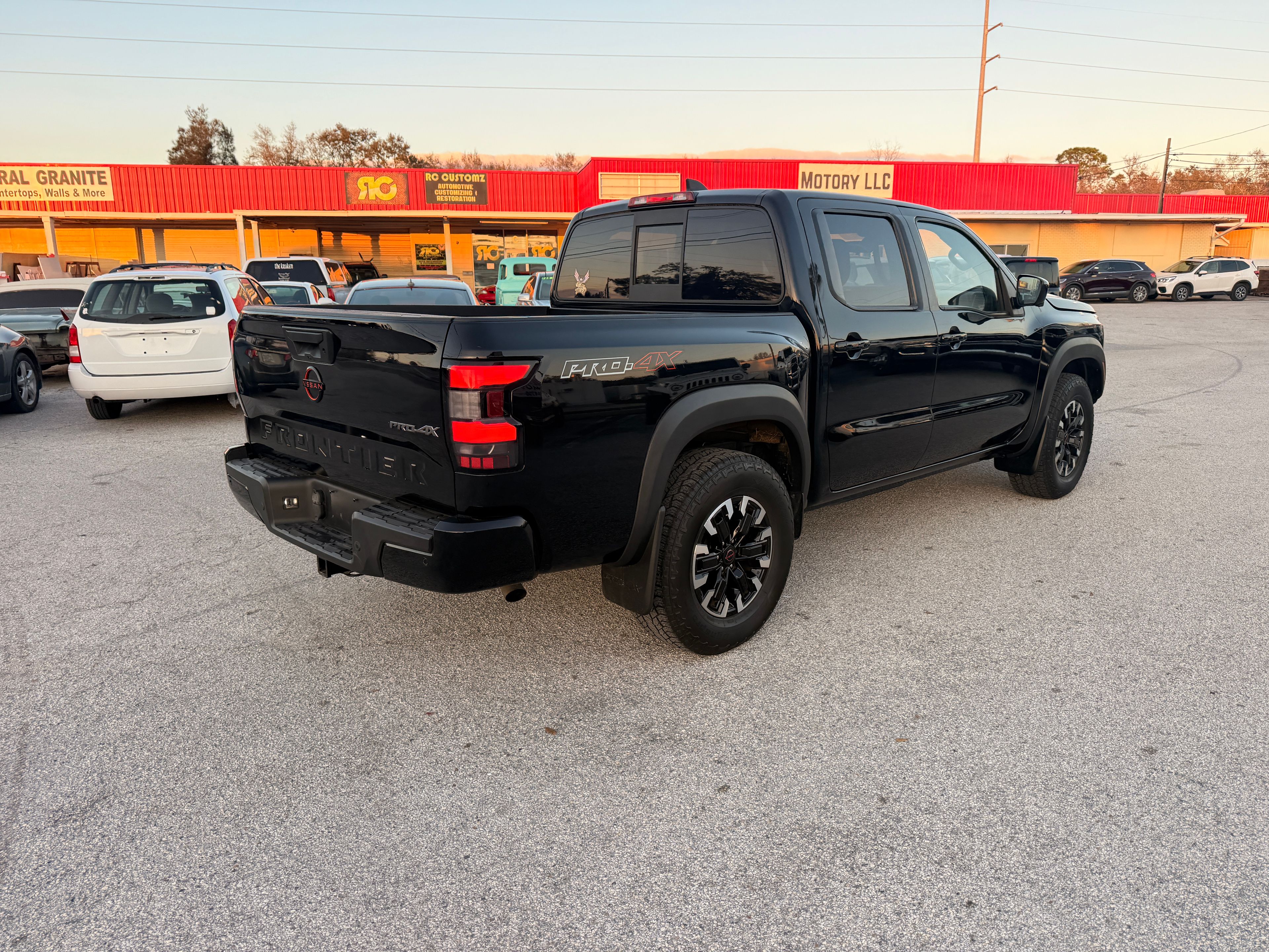 2022 Nissan Frontier Black - Photo 4 of 8