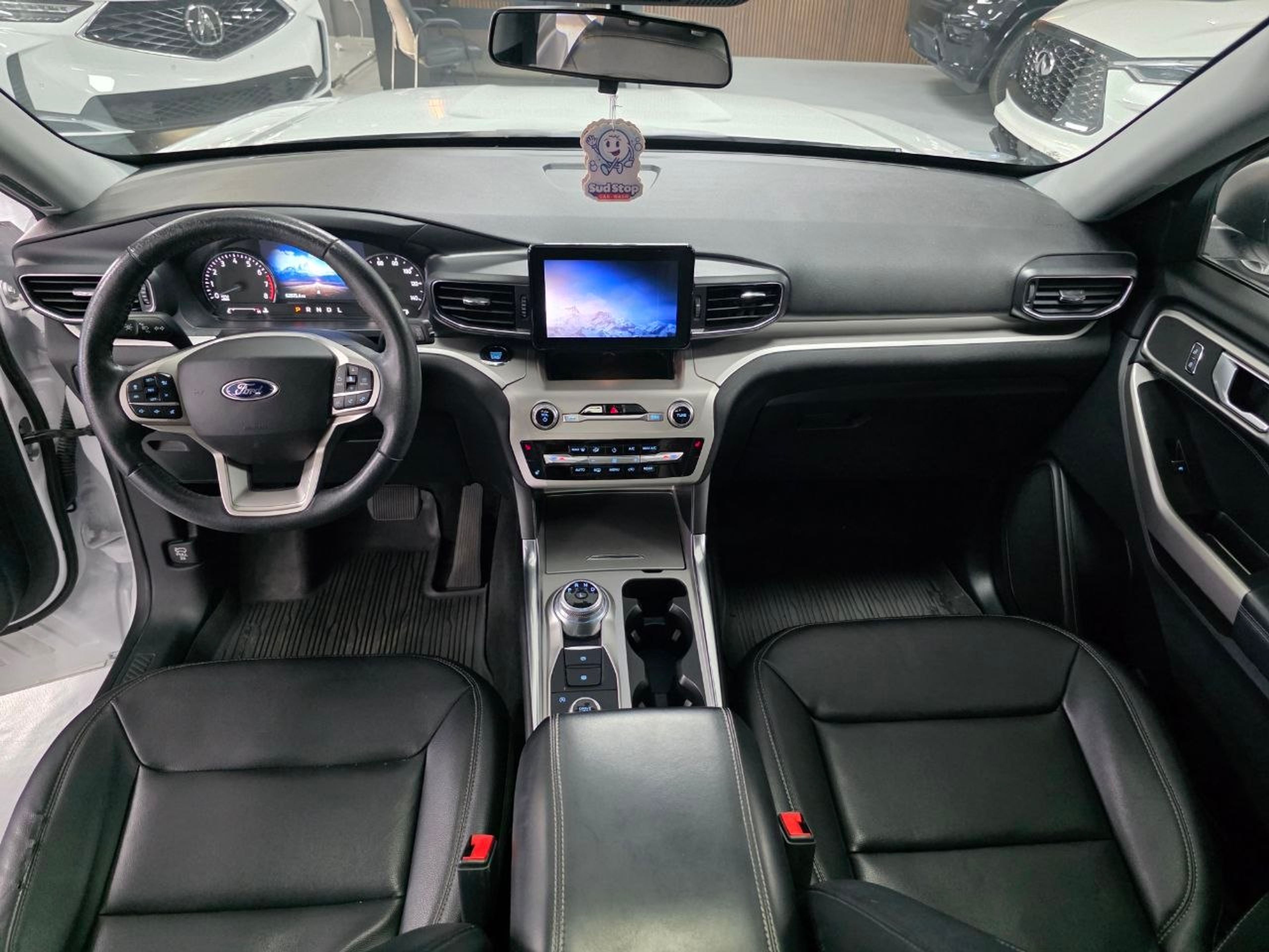 2021 Ford Explorer White - Photo 5 of 7