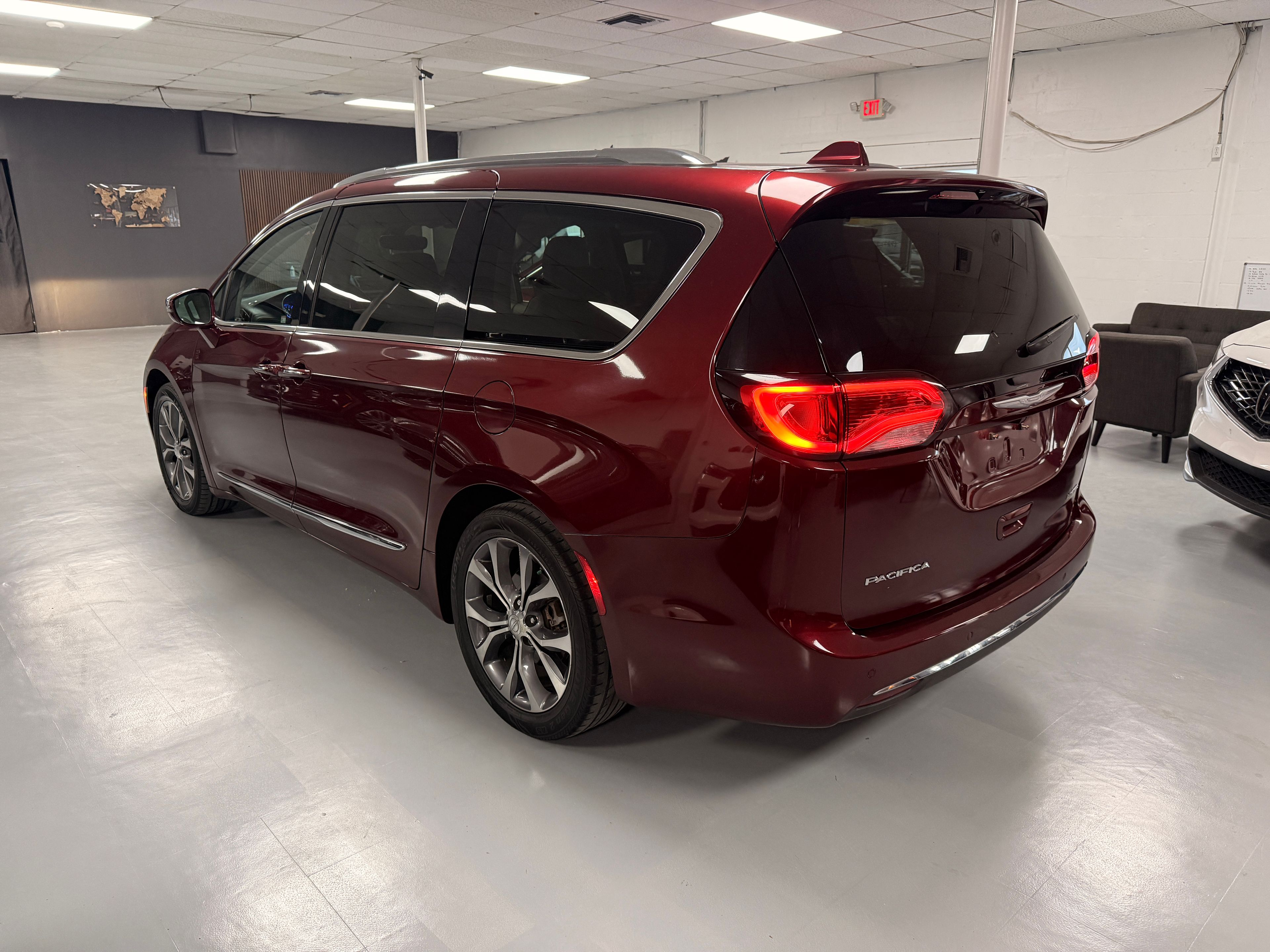 2017 CHRYSLER Pacifica Burgundy - Photo 3 of 8