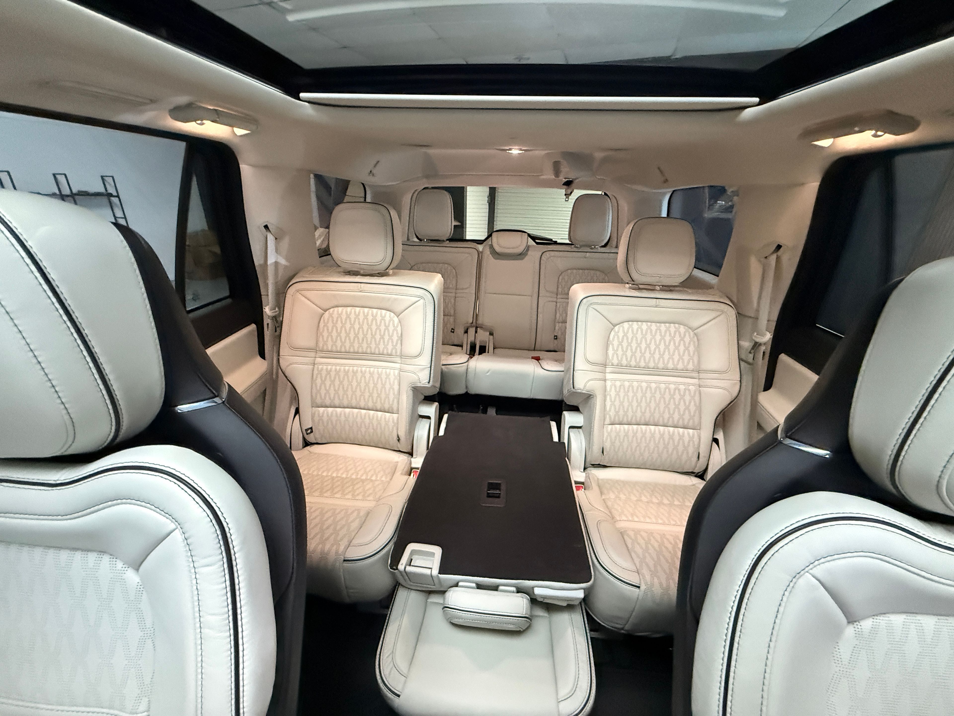 2021 LINCOLN Navigator White - Photo 9 of 10