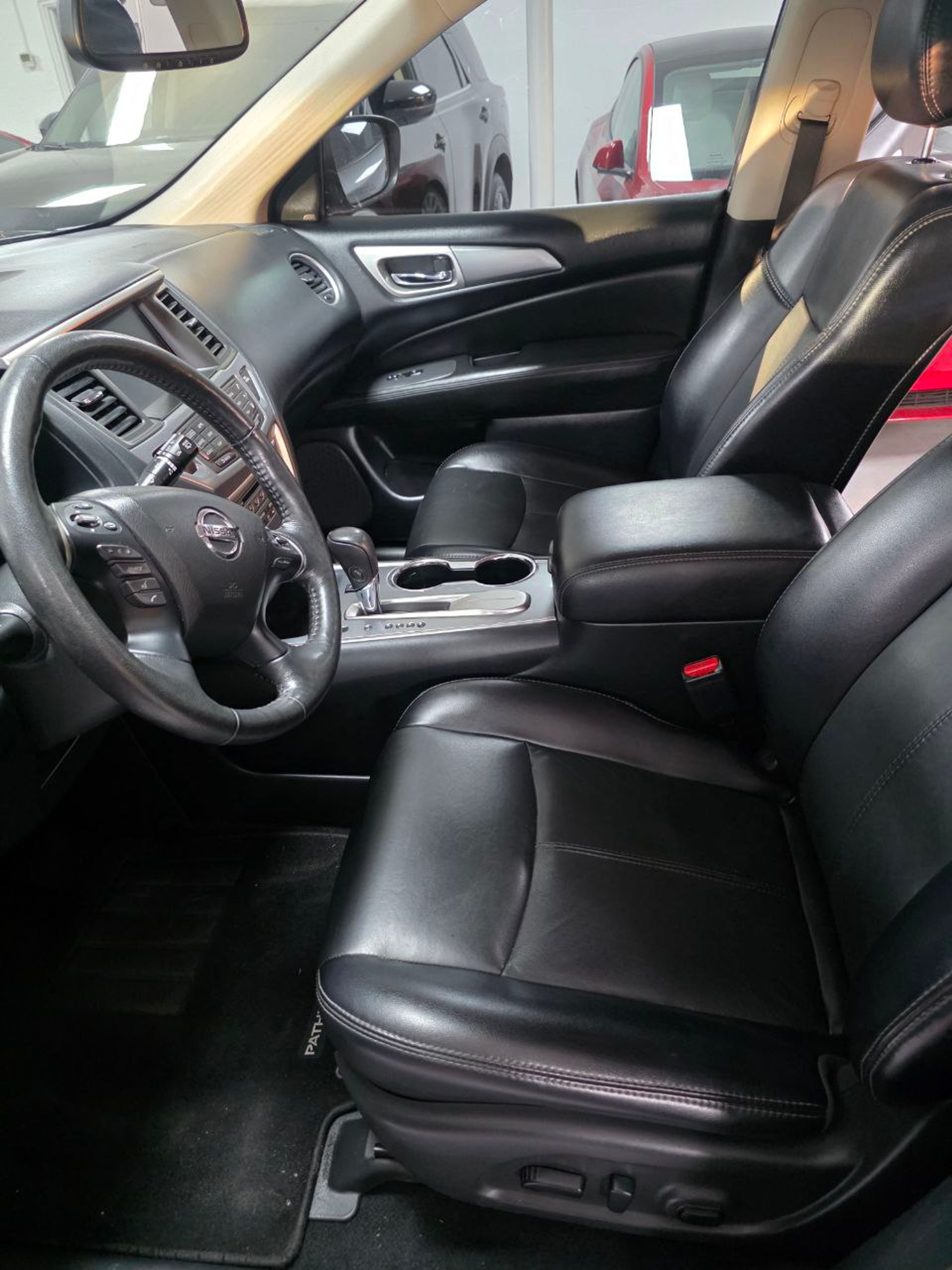 2020 Nissan Pathfinder Black - Photo 9 of 10