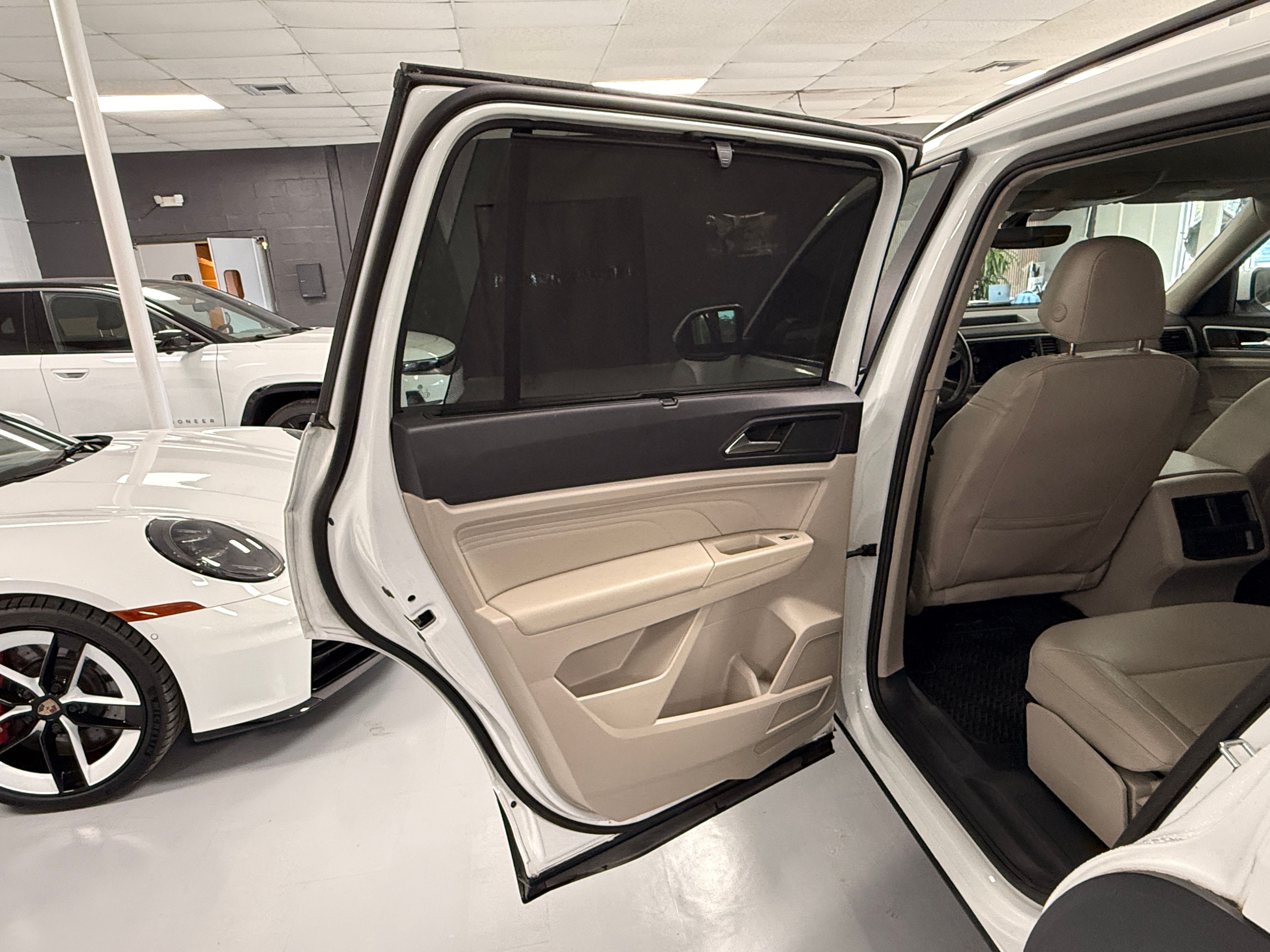 2021 Volkswagen Atlas White - Photo 8 of 9