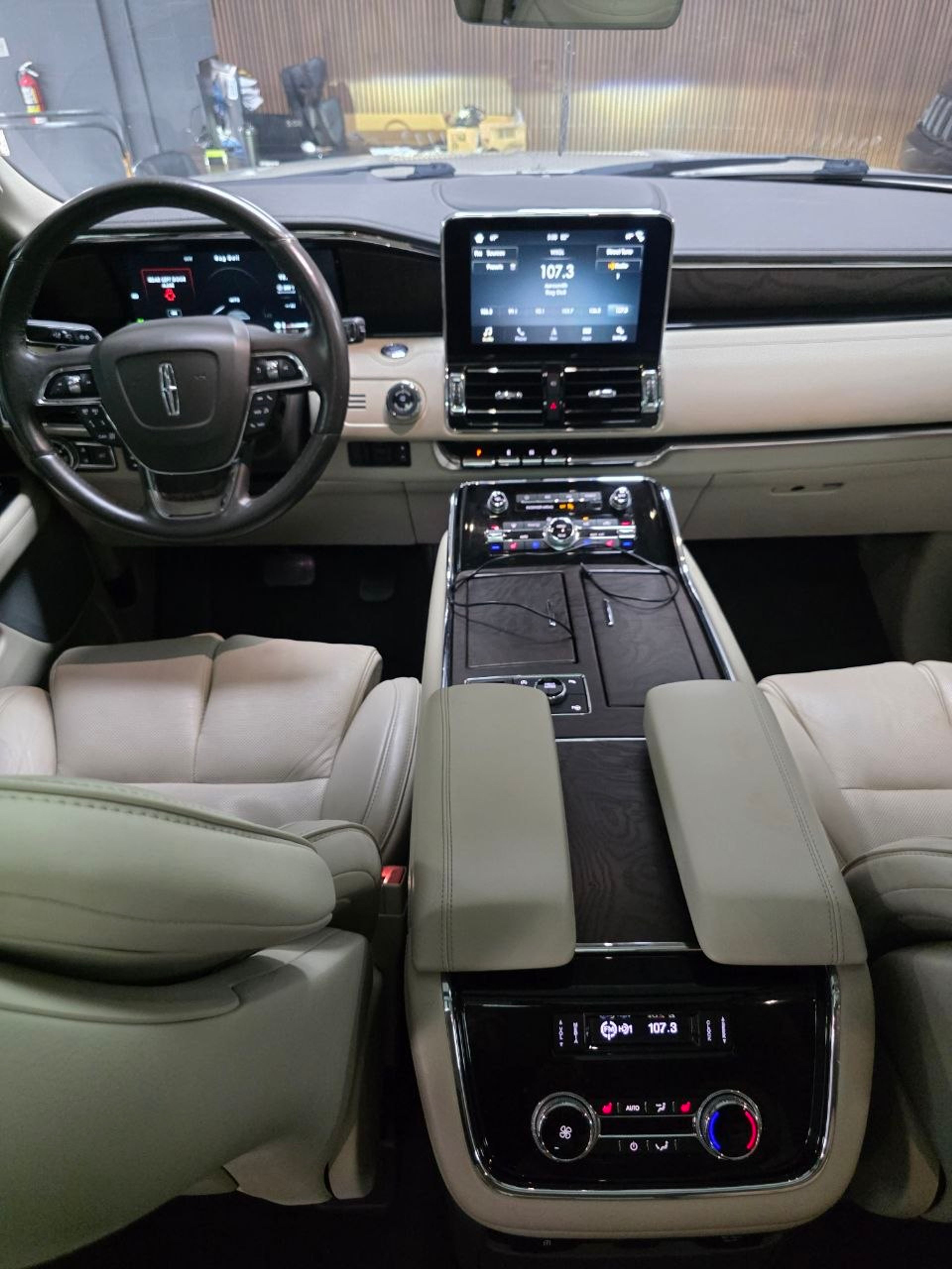 2019 LINCOLN Navigator Beige - Photo 5 of 7