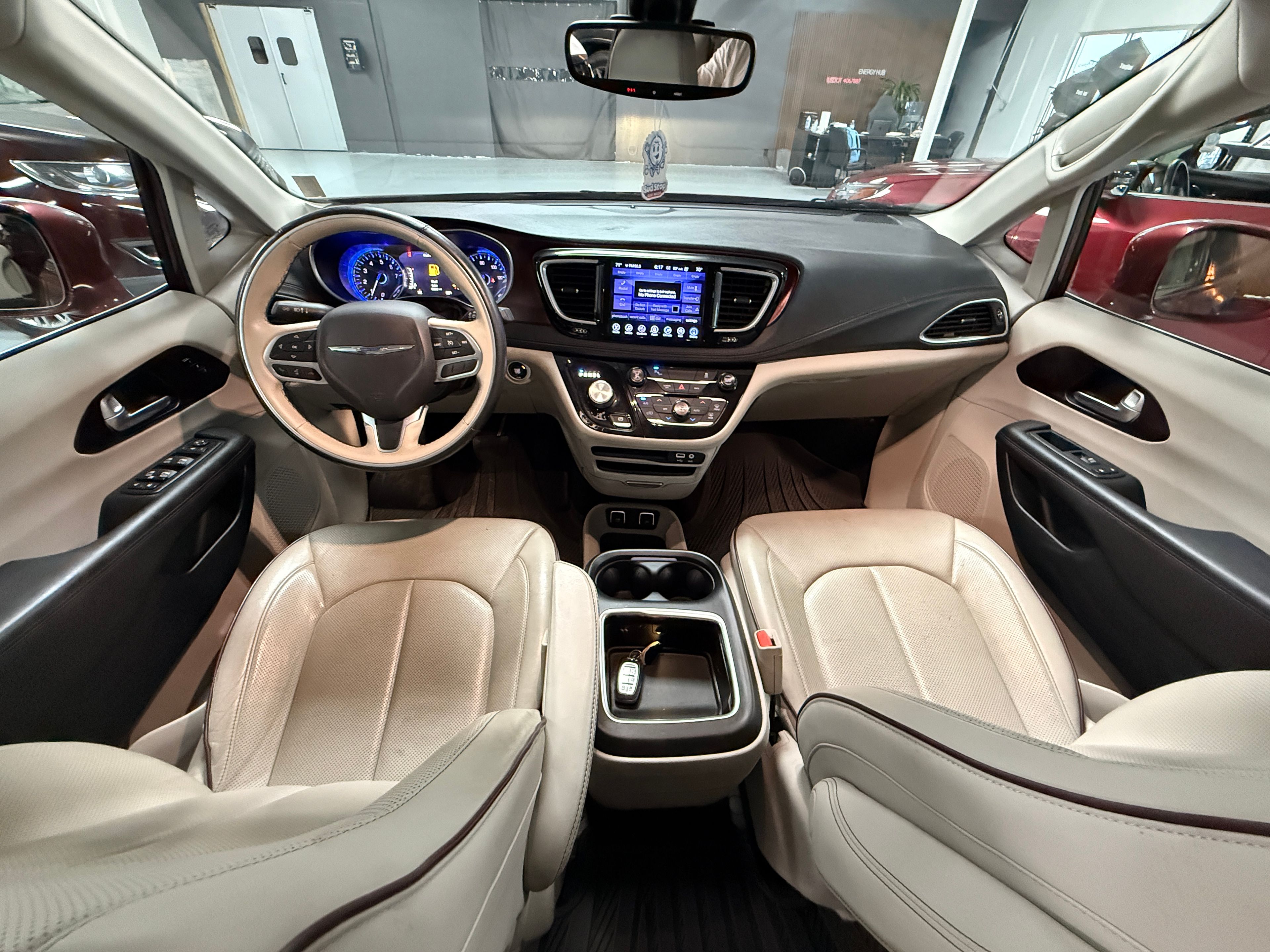 2017 CHRYSLER Pacifica Burgundy - Photo 7 of 8