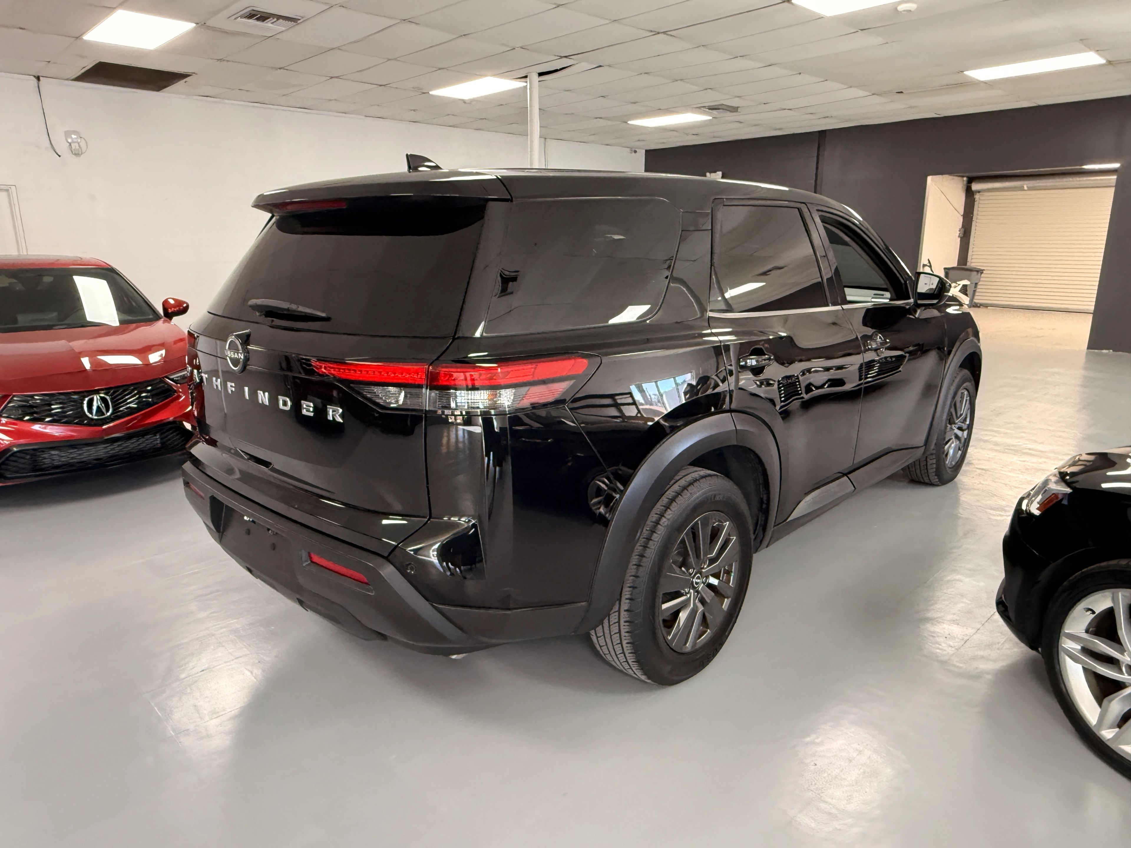 2022 Nissan Pathfinder Black - Photo 4 of 8