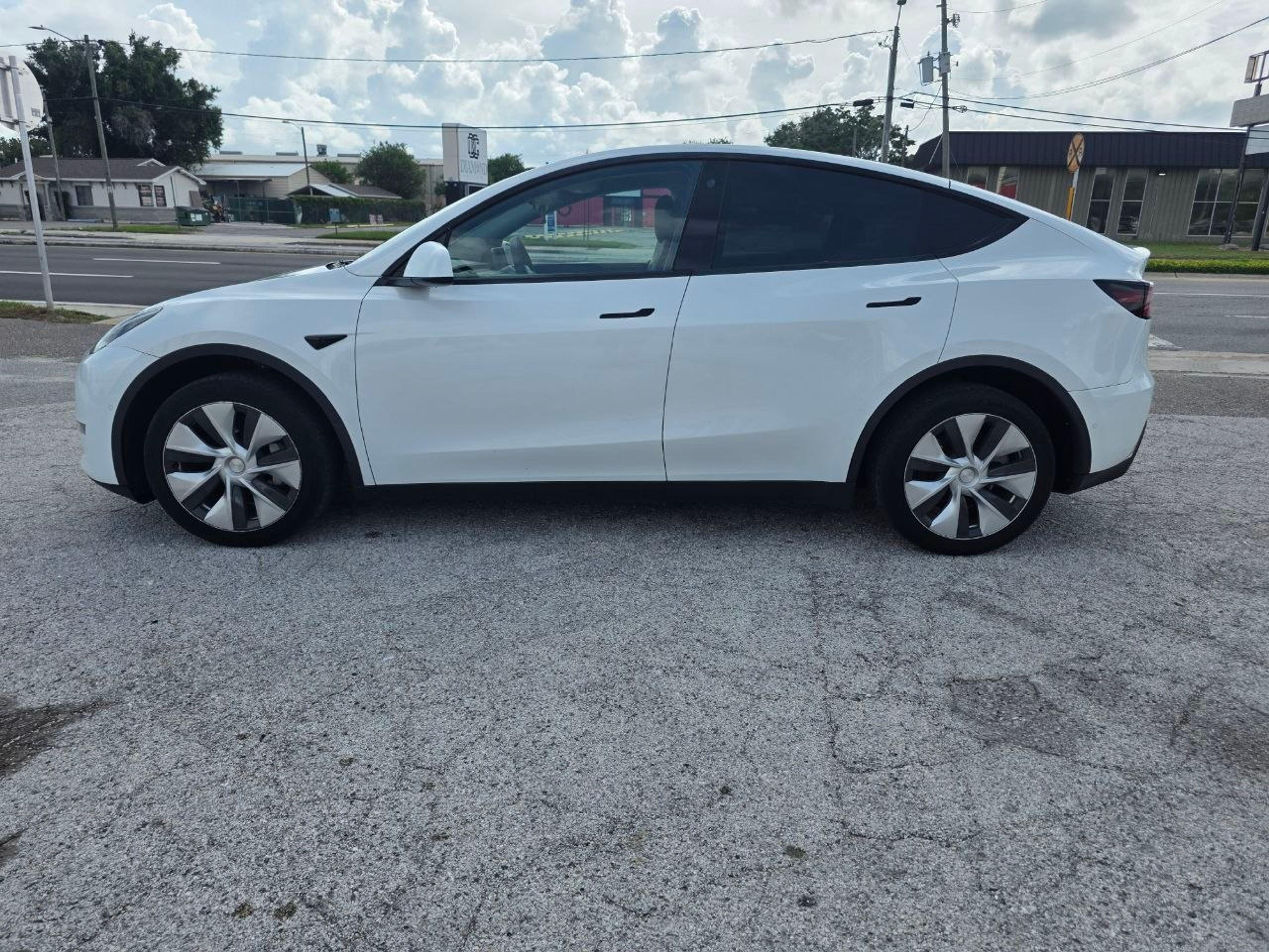 2022 Tesla Model Y White - Photo 4 of 10