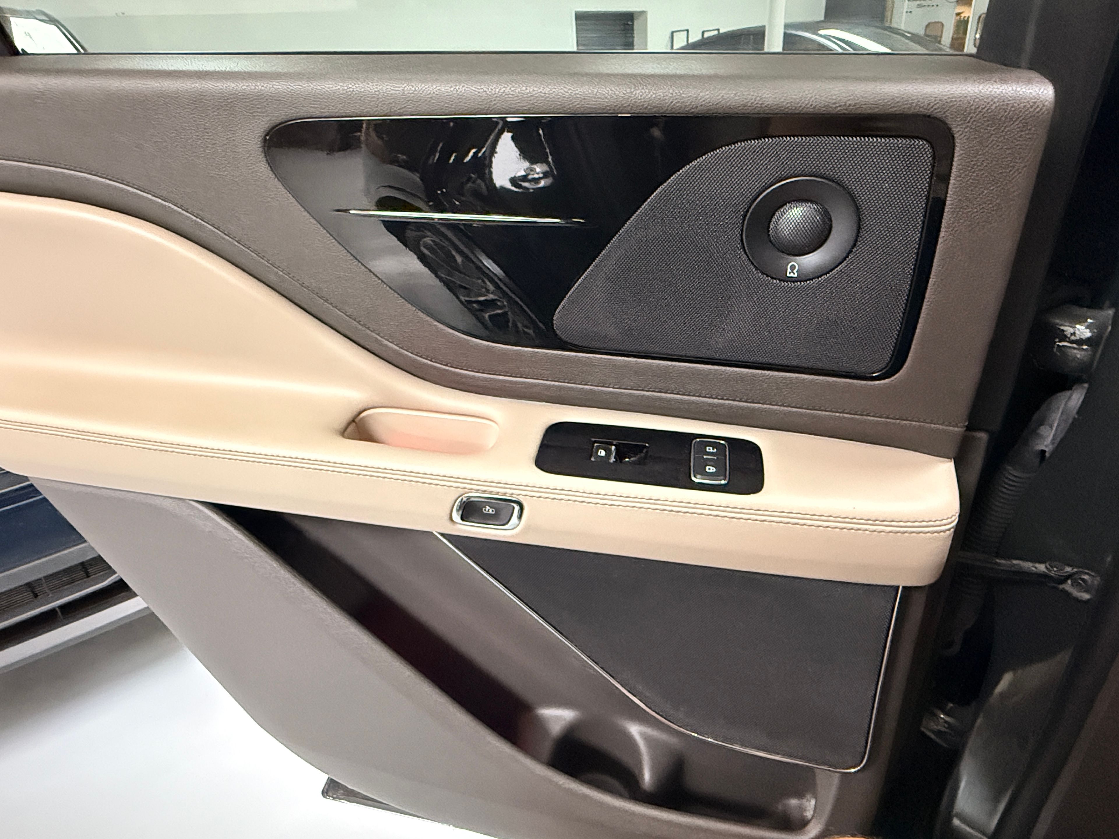 2023 LINCOLN Aviator Green - Photo 7 of 13