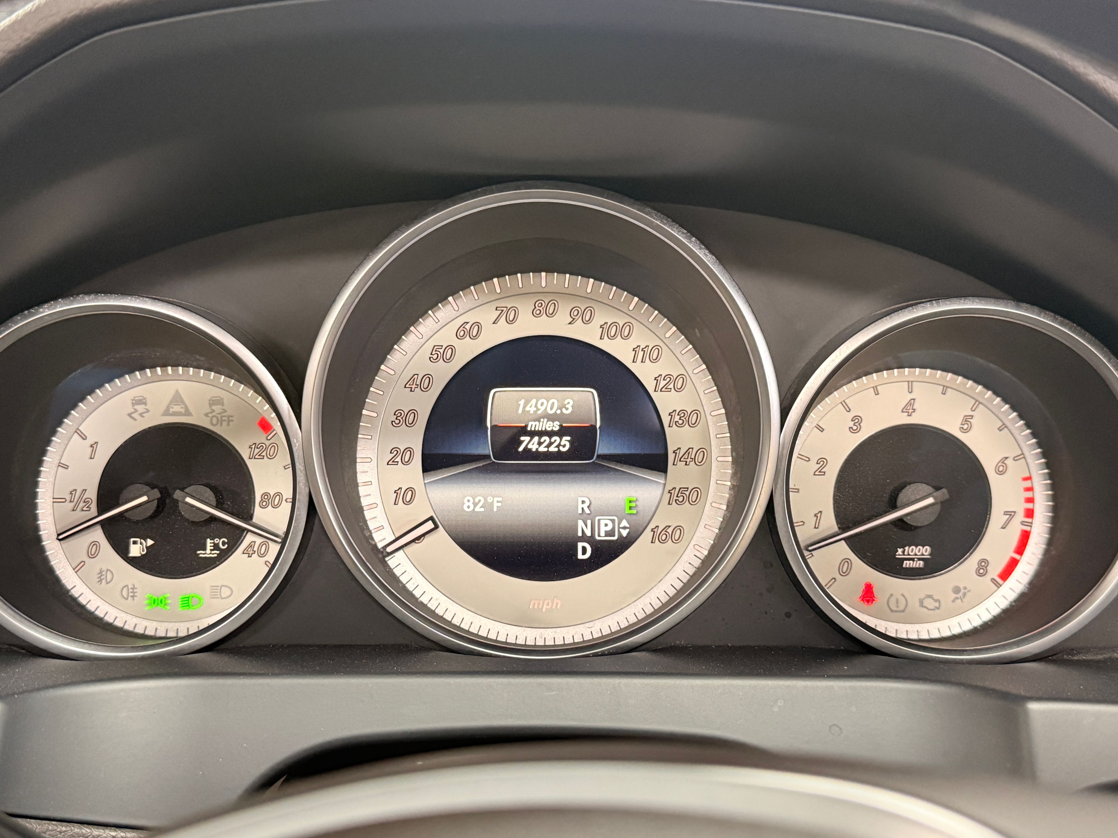 2014 Mercedes-Benz E-Class Beige - Photo 6 of 6