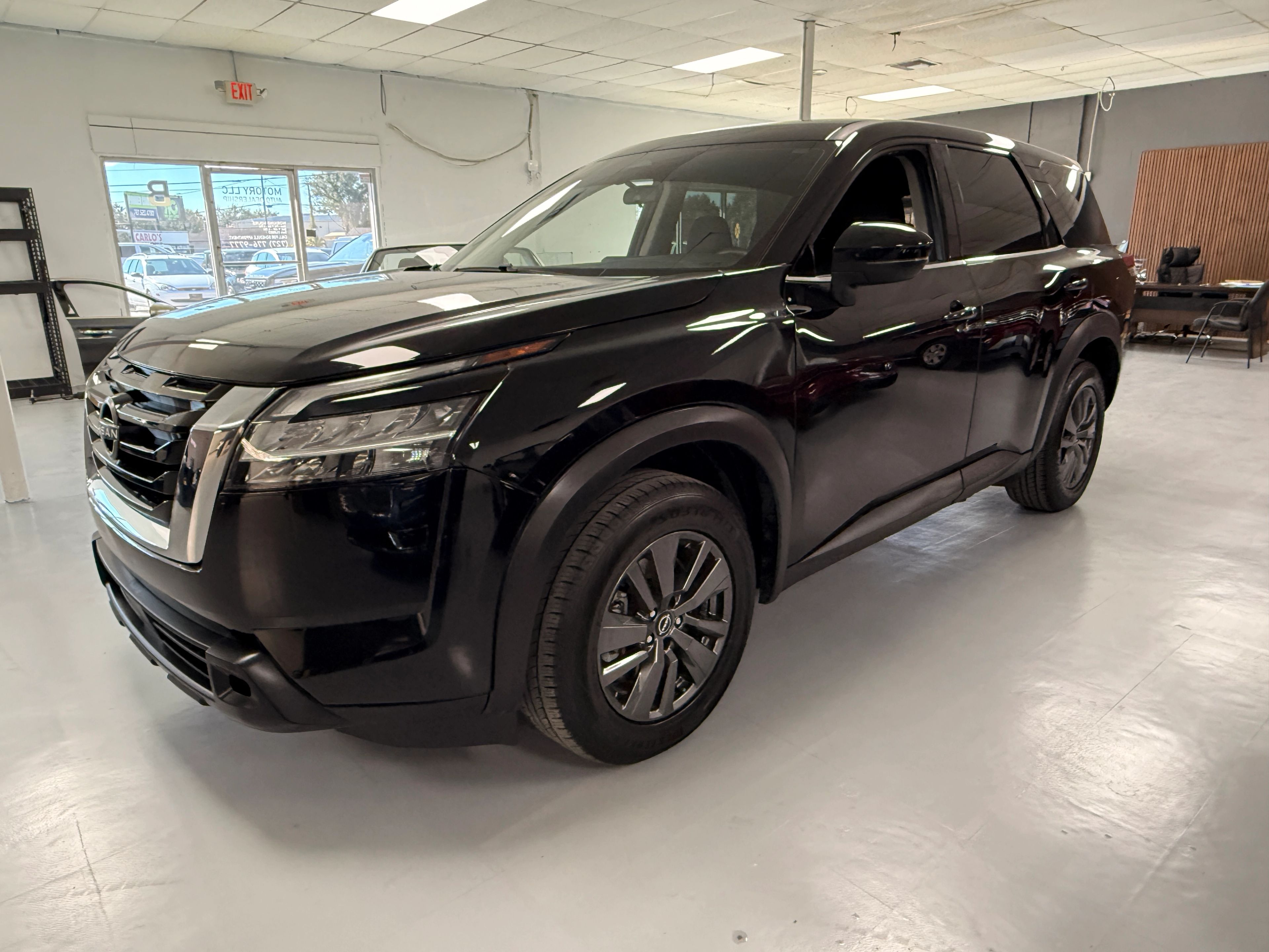 2022 Nissan Pathfinder Black - Photo 2 of 8