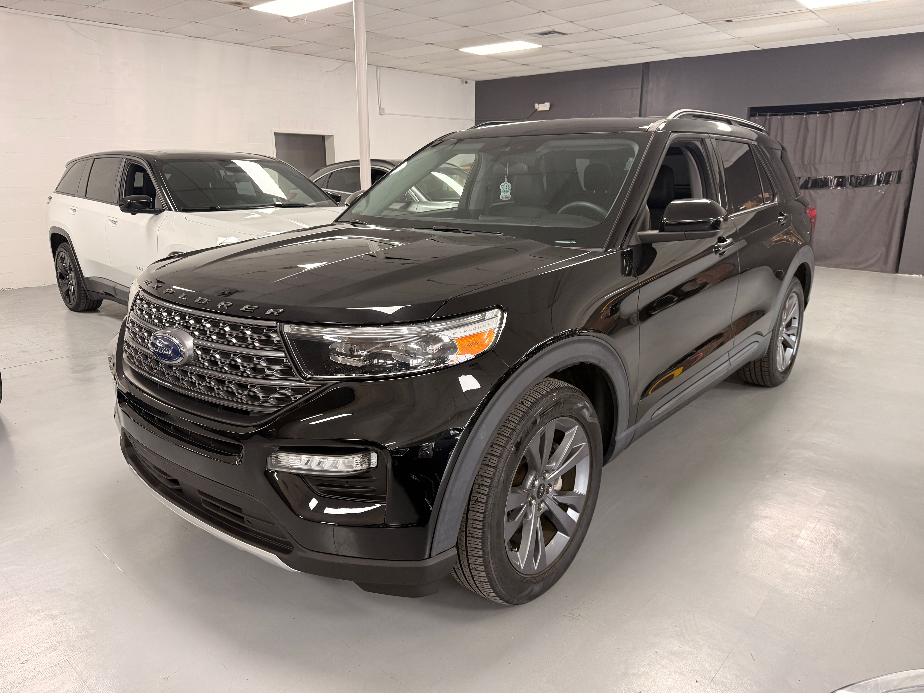 2023 Ford Explorer Black - Photo 1 of 8