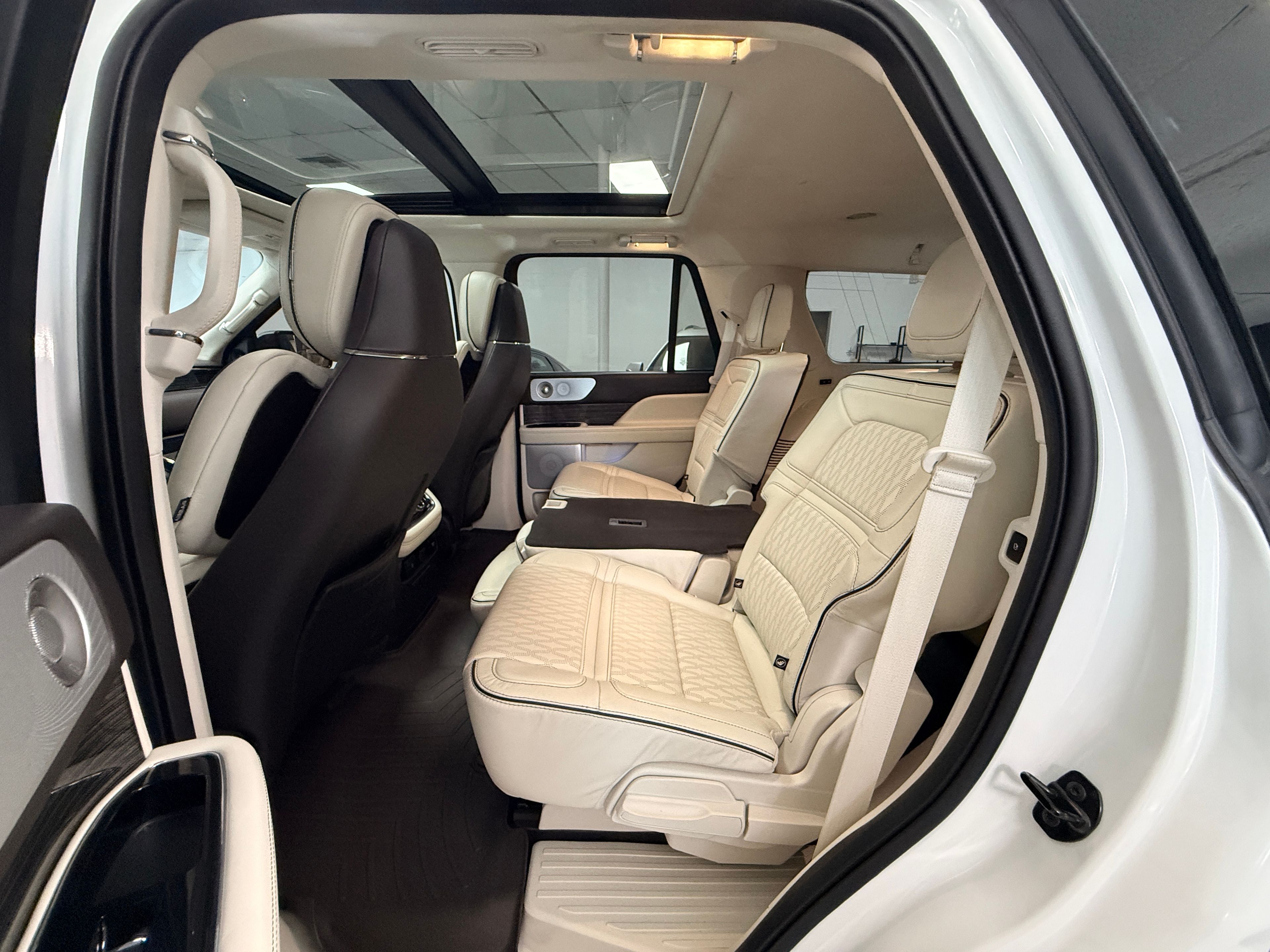 2021 LINCOLN Navigator White - Photo 6 of 10