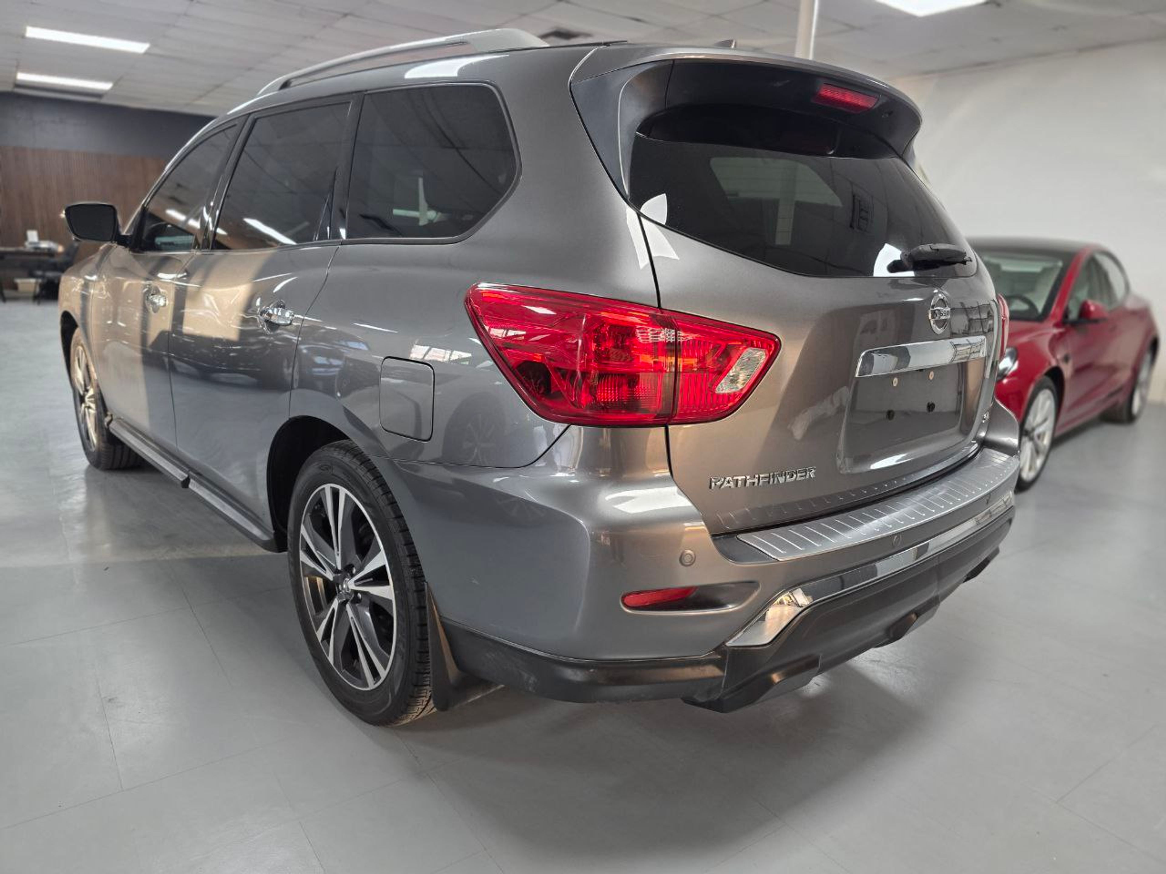 2020 Nissan Pathfinder Black - Photo 3 of 10