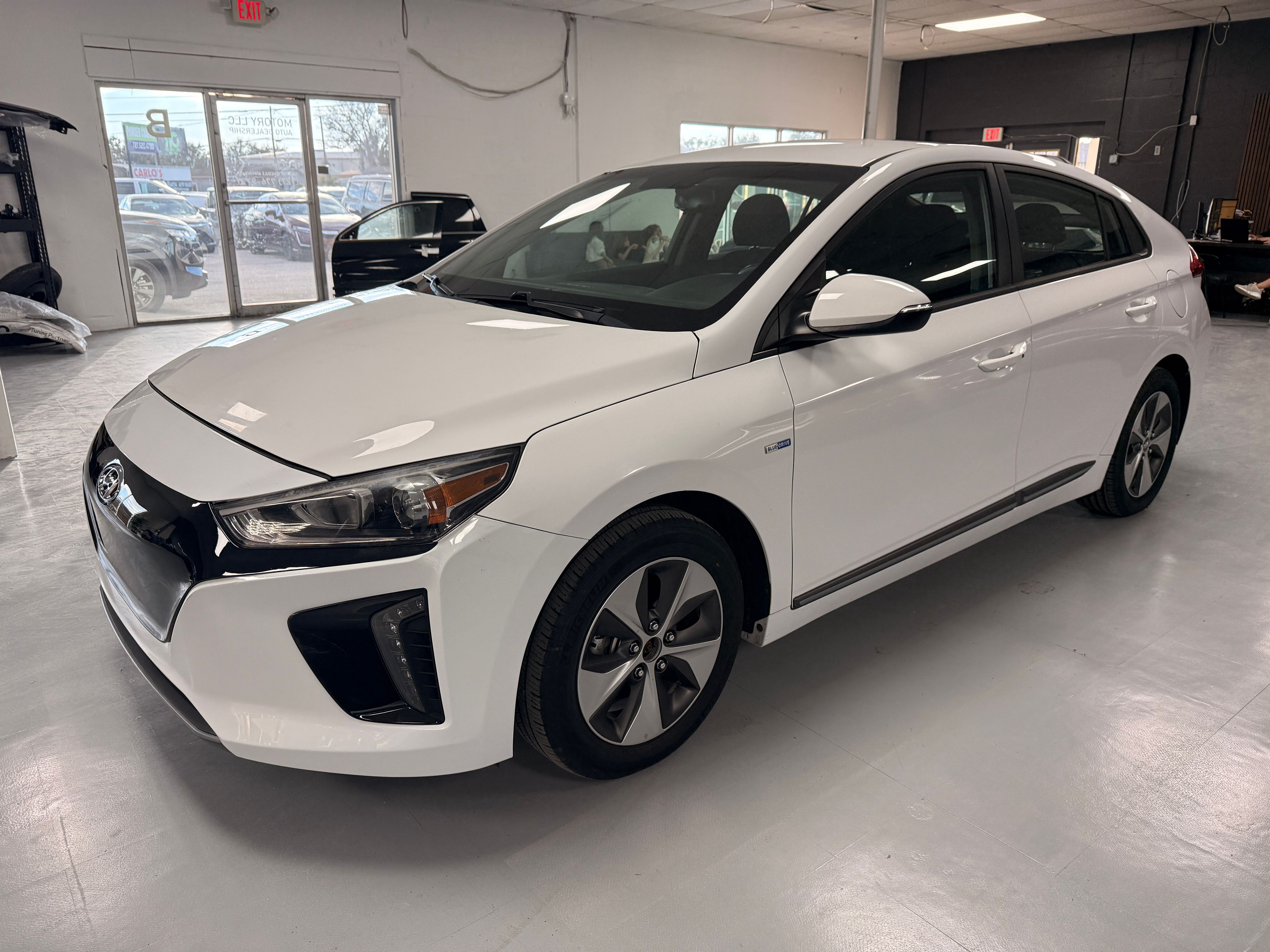 2019 Hyundai Ioniq White - Photo 2 of 7
