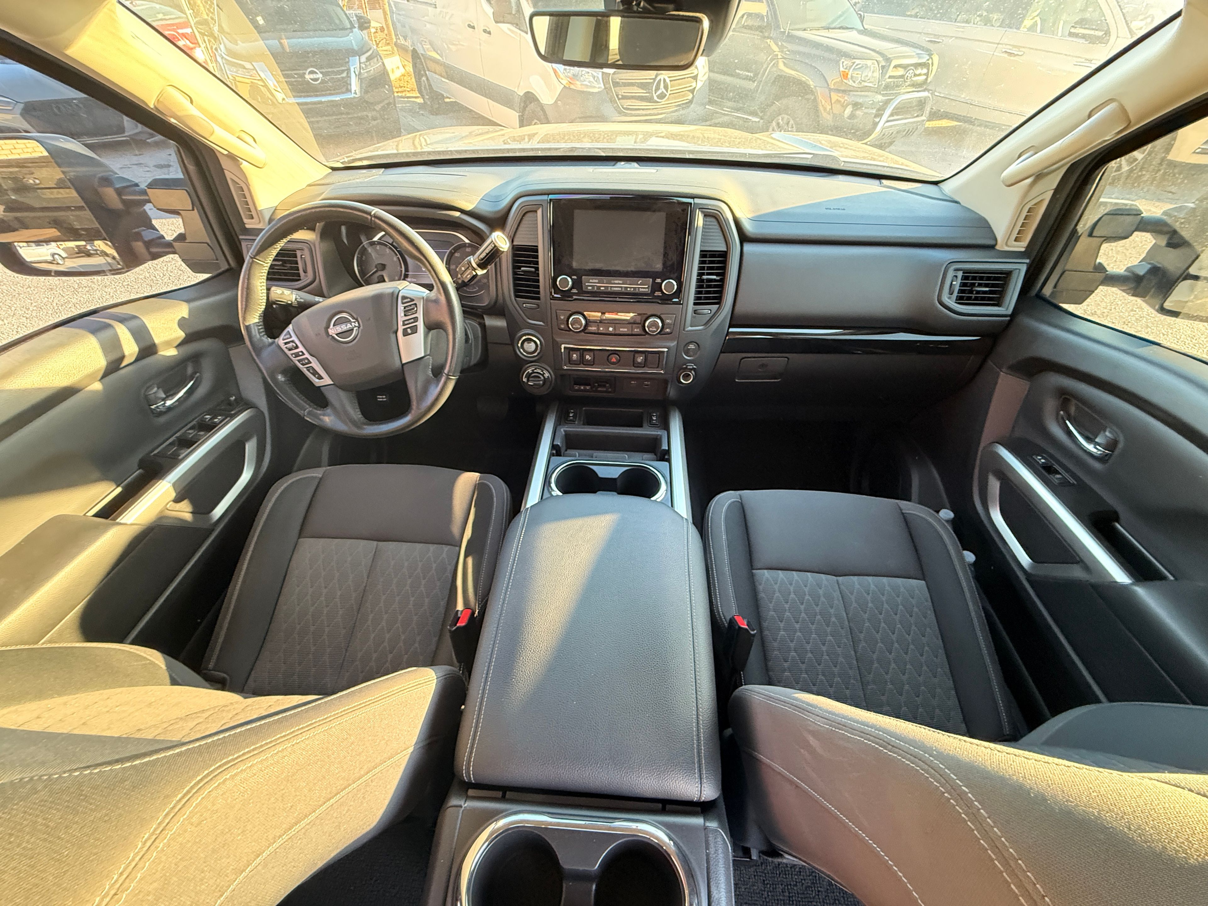 2023 Nissan Titan Gray - Photo 6 of 9
