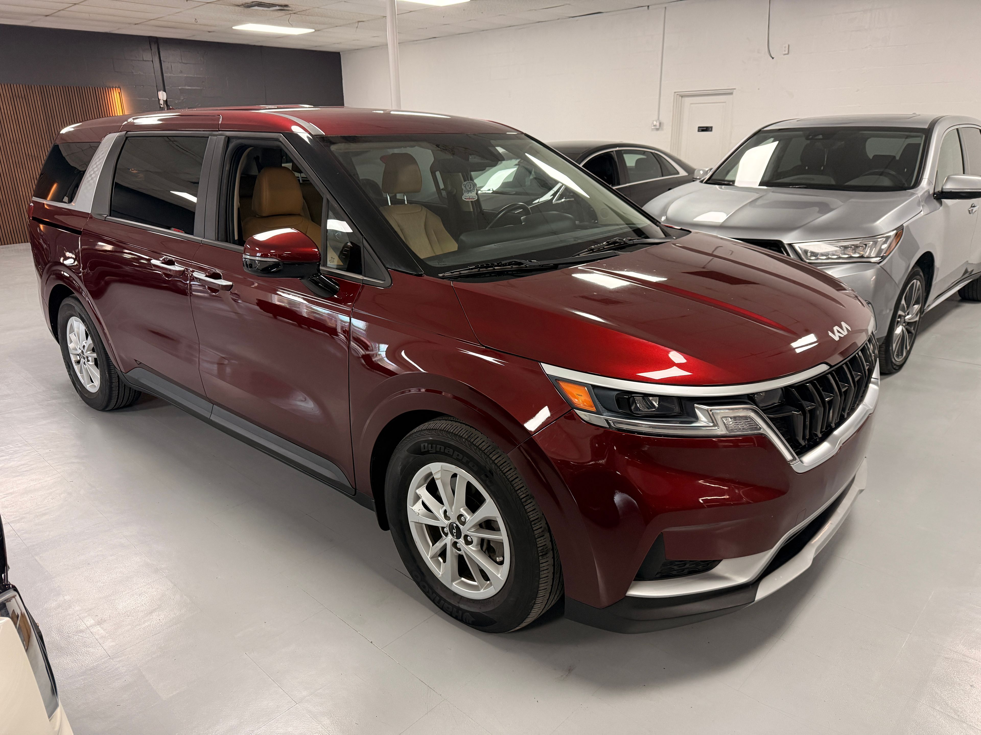 2022 Kia Carnival Burgundy - Photo 1 of 9