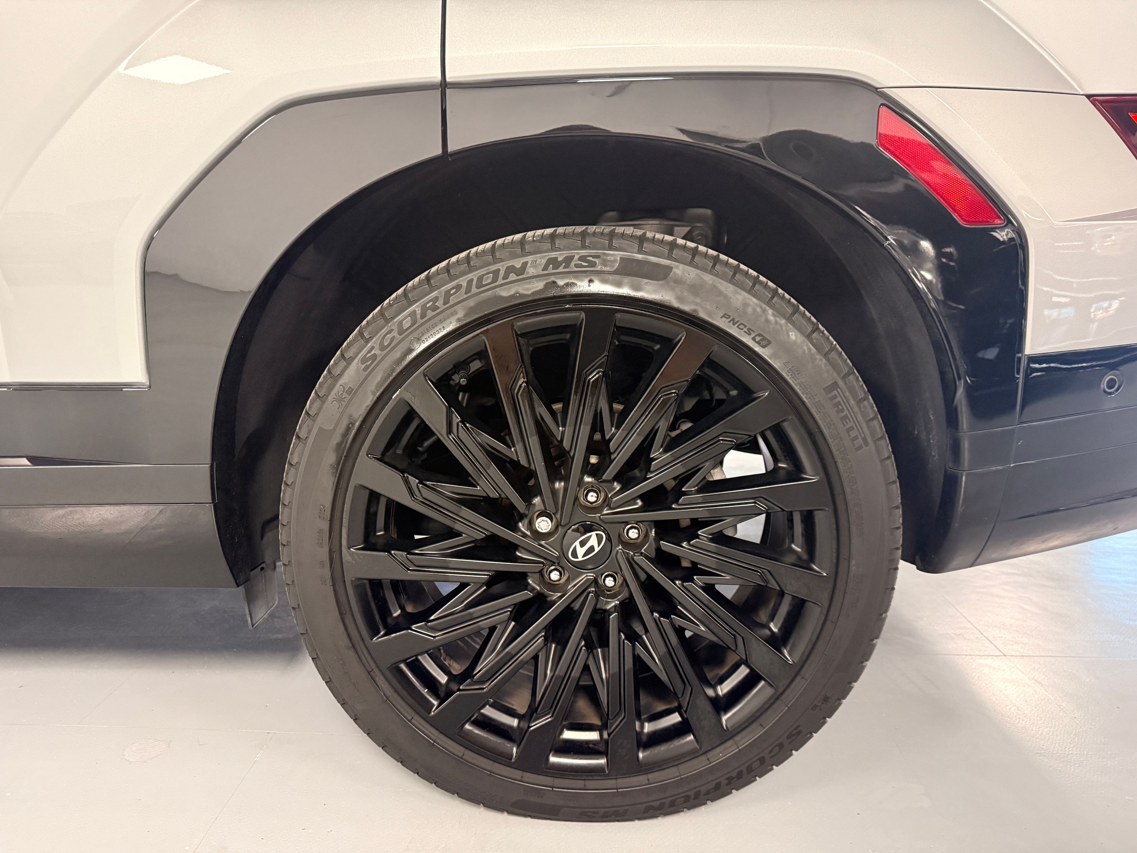 2024 Hyundai Santa Fe Silver - Photo 9 of 10