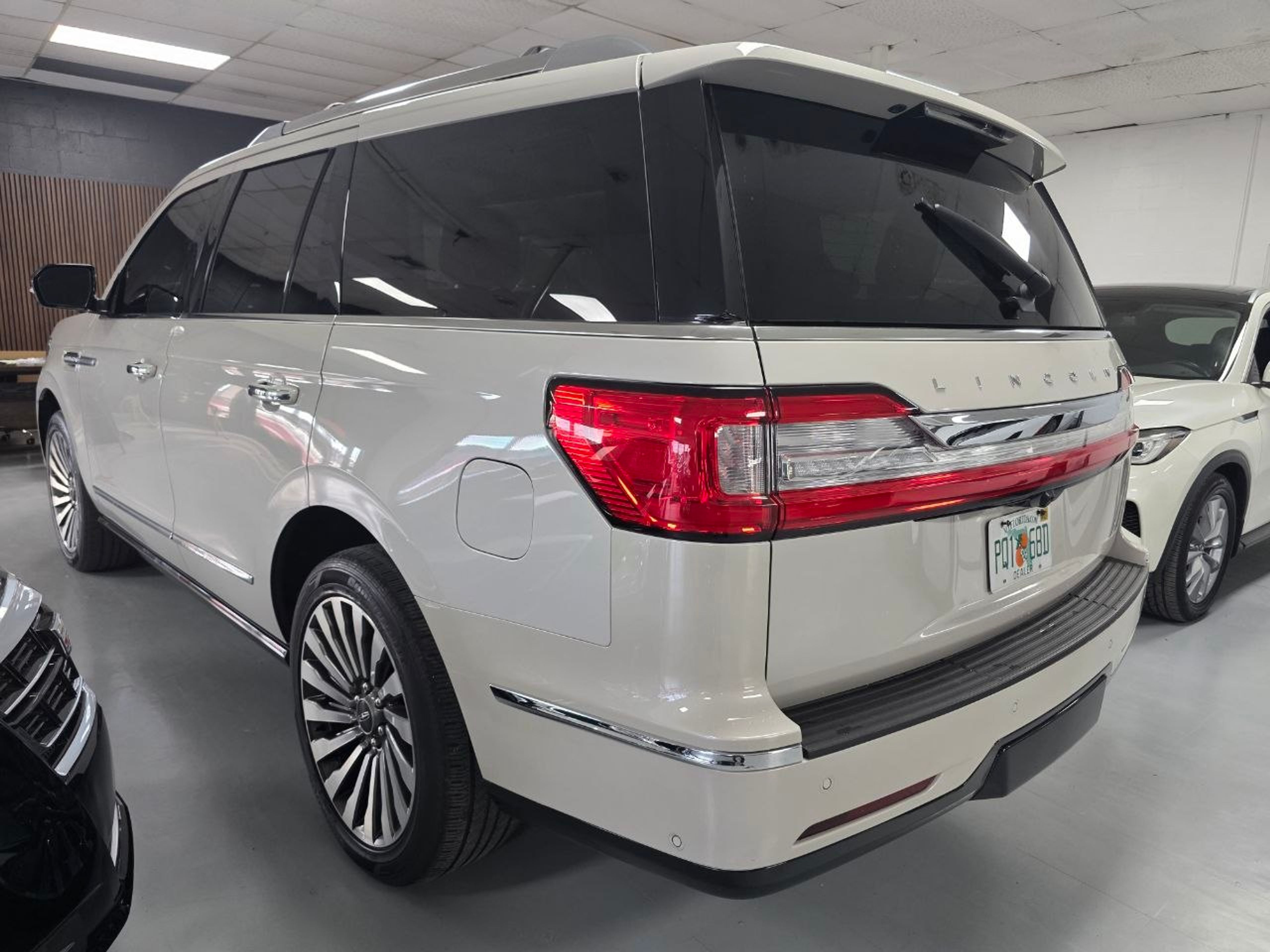 2019 LINCOLN Navigator Beige - Photo 3 of 7