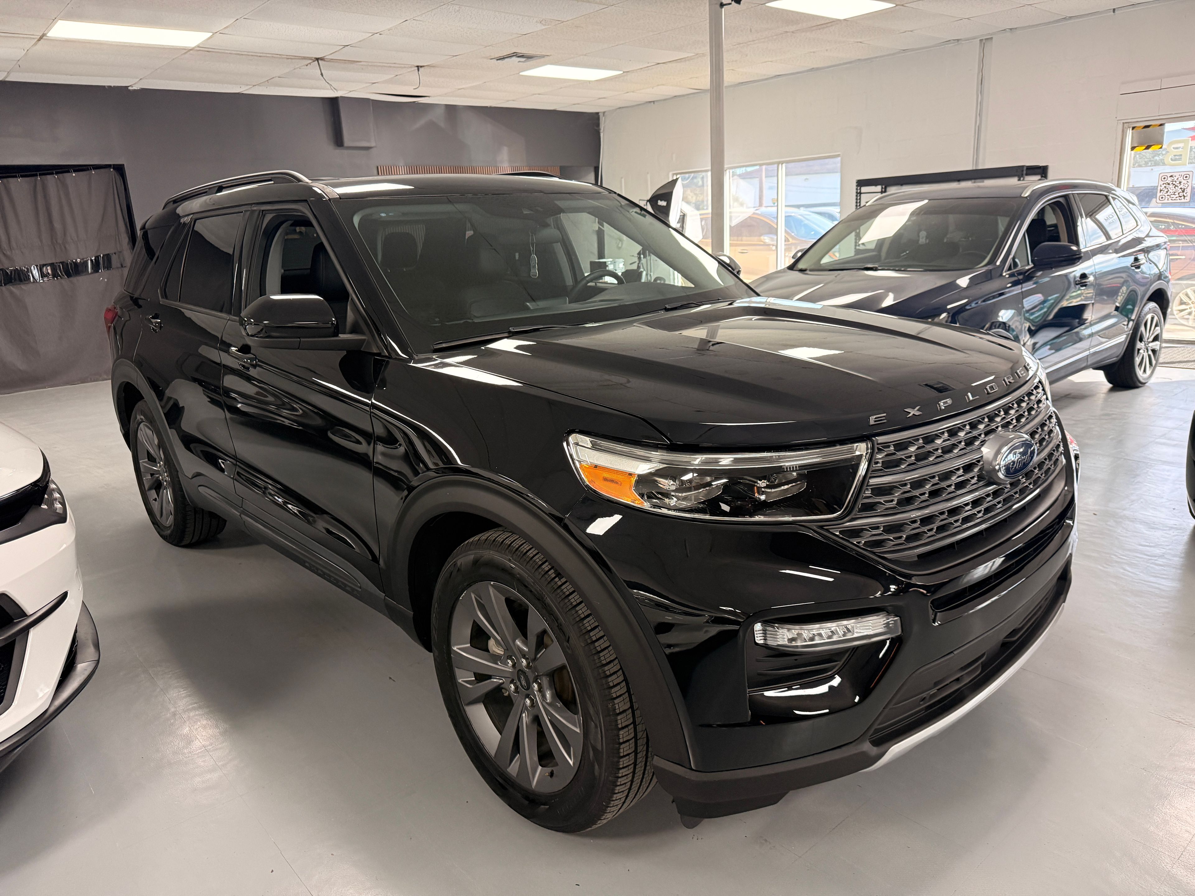 2023 Ford Explorer Black - Photo 2 of 8
