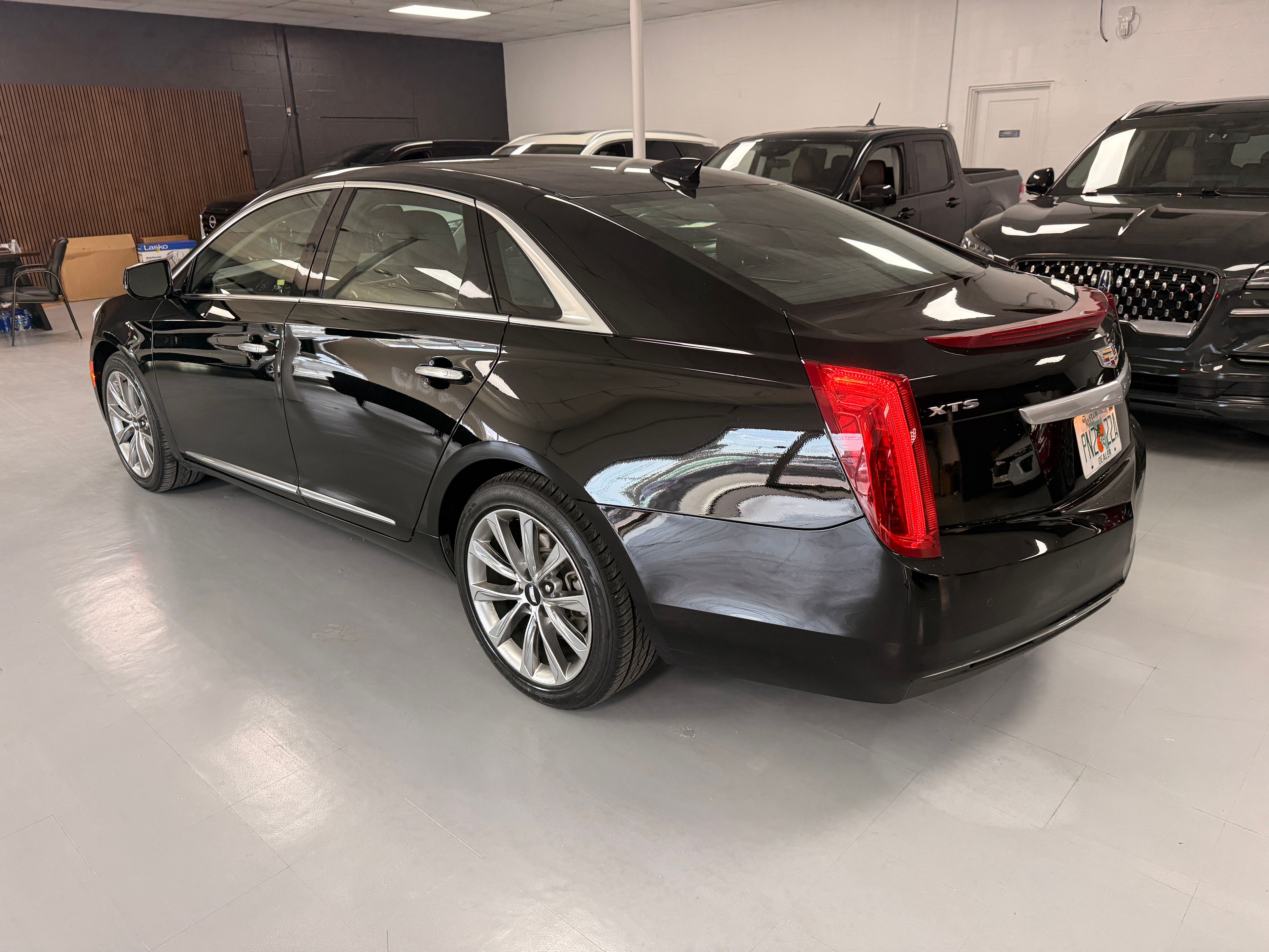 2017 CADILLAC XTS Black - Photo 4 of 8