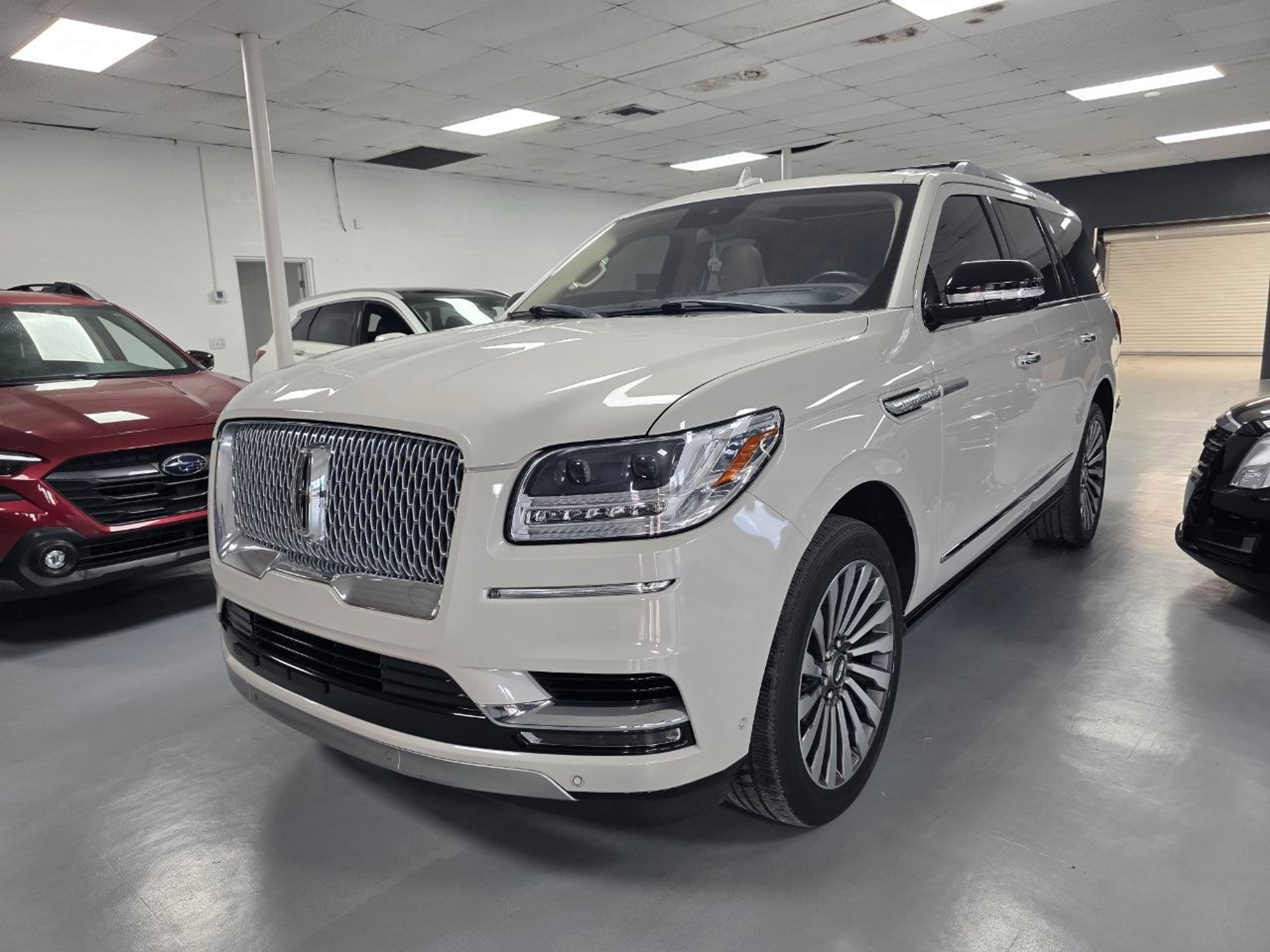 2019 LINCOLN Navigator Beige - Photo 1 of 7