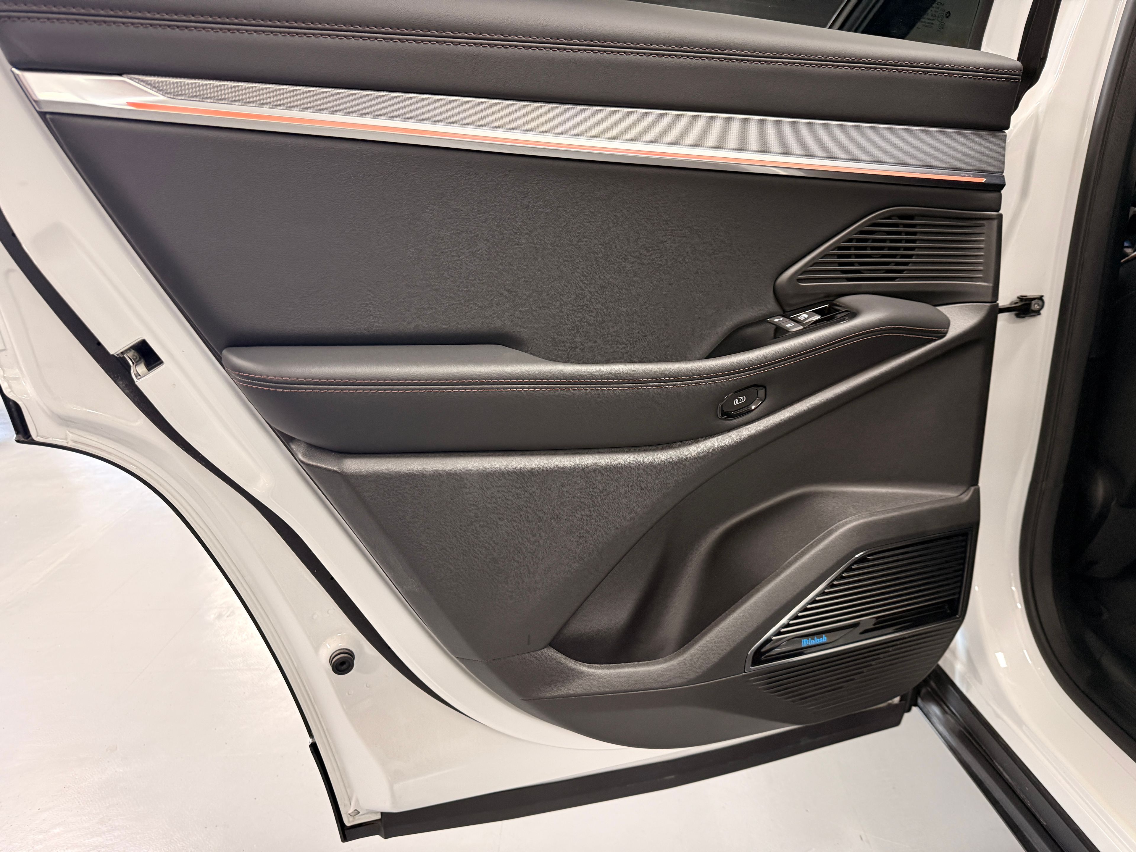 2025 Jeep Wagoneer S White - Photo 6 of 11