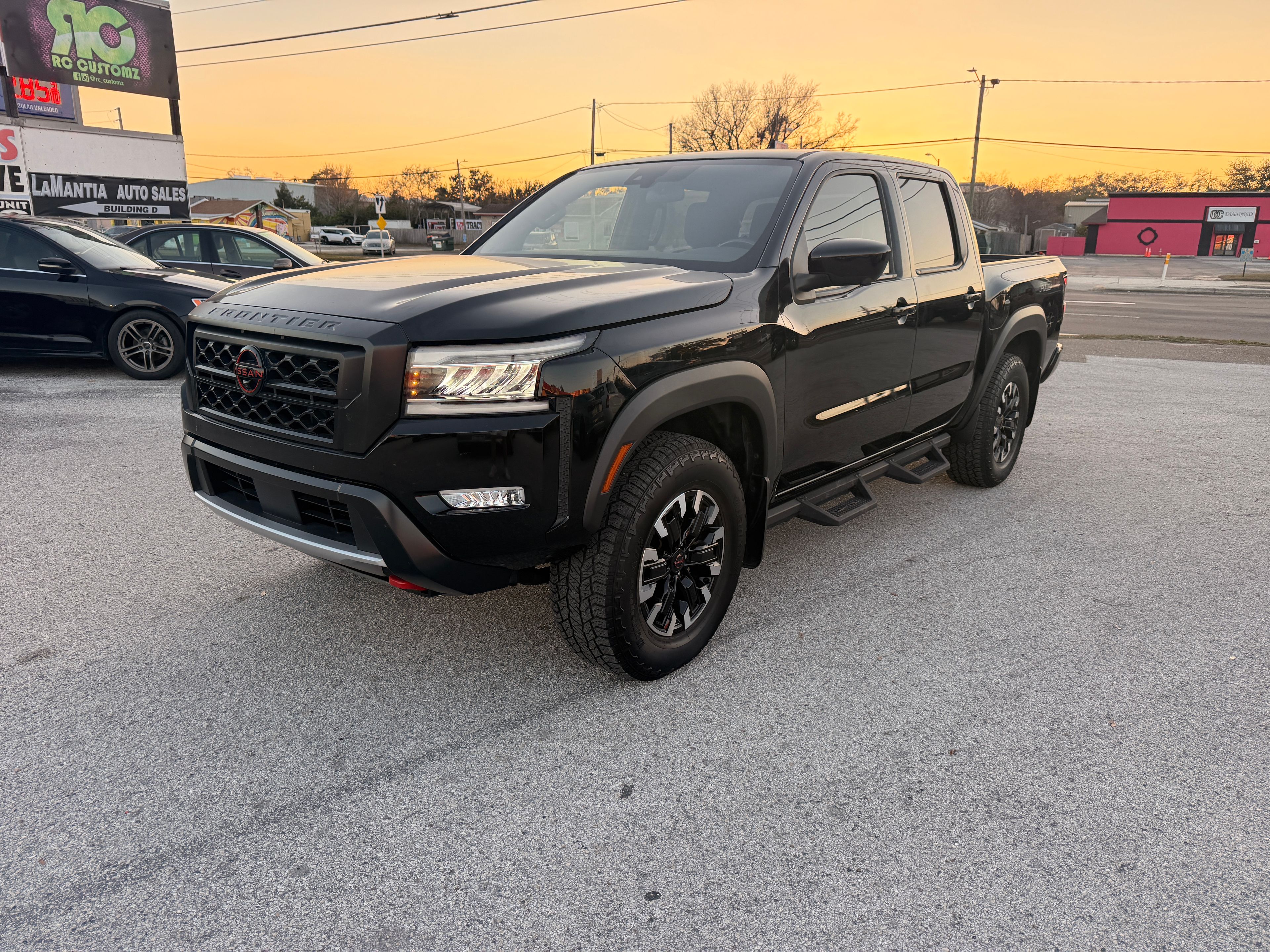 2022 Nissan Frontier Black - Photo 2 of 8