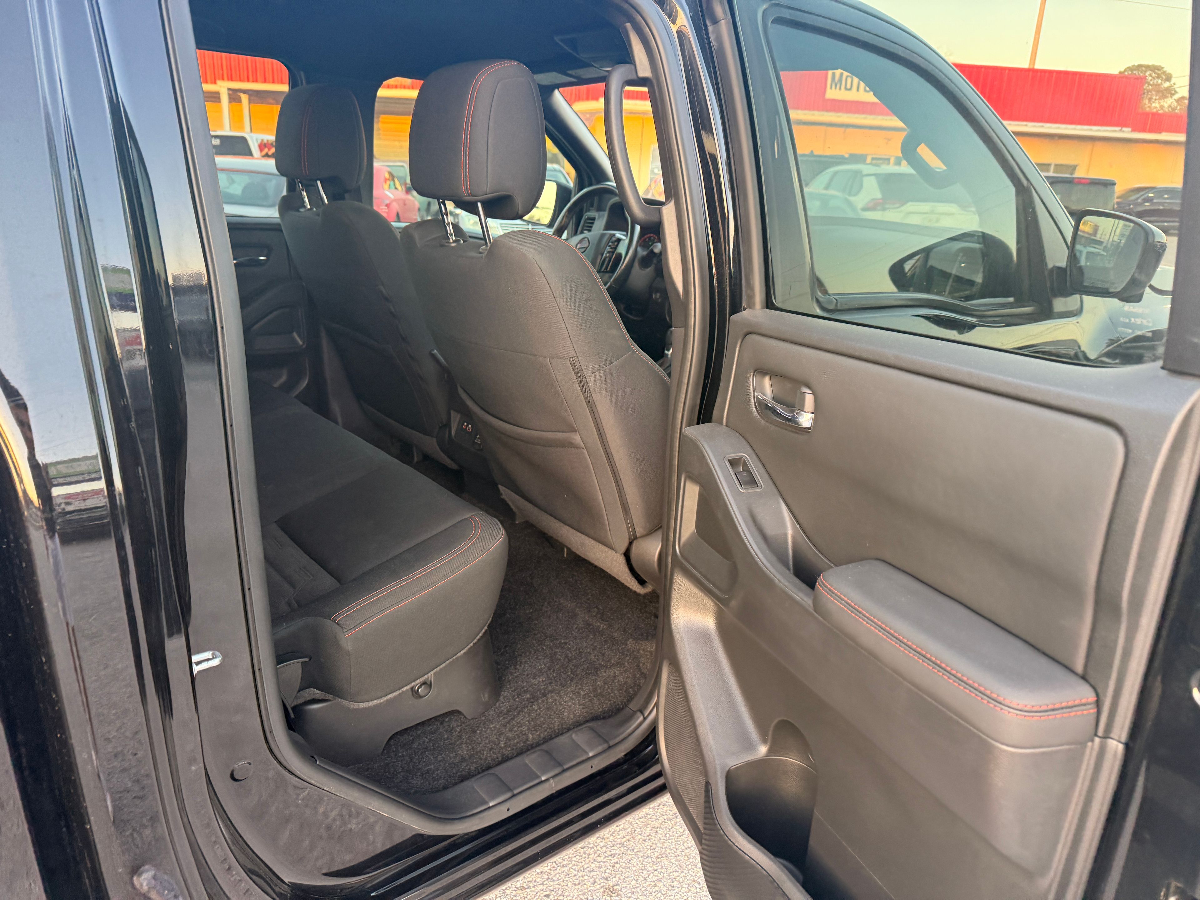 2022 Nissan Frontier Black - Photo 5 of 8