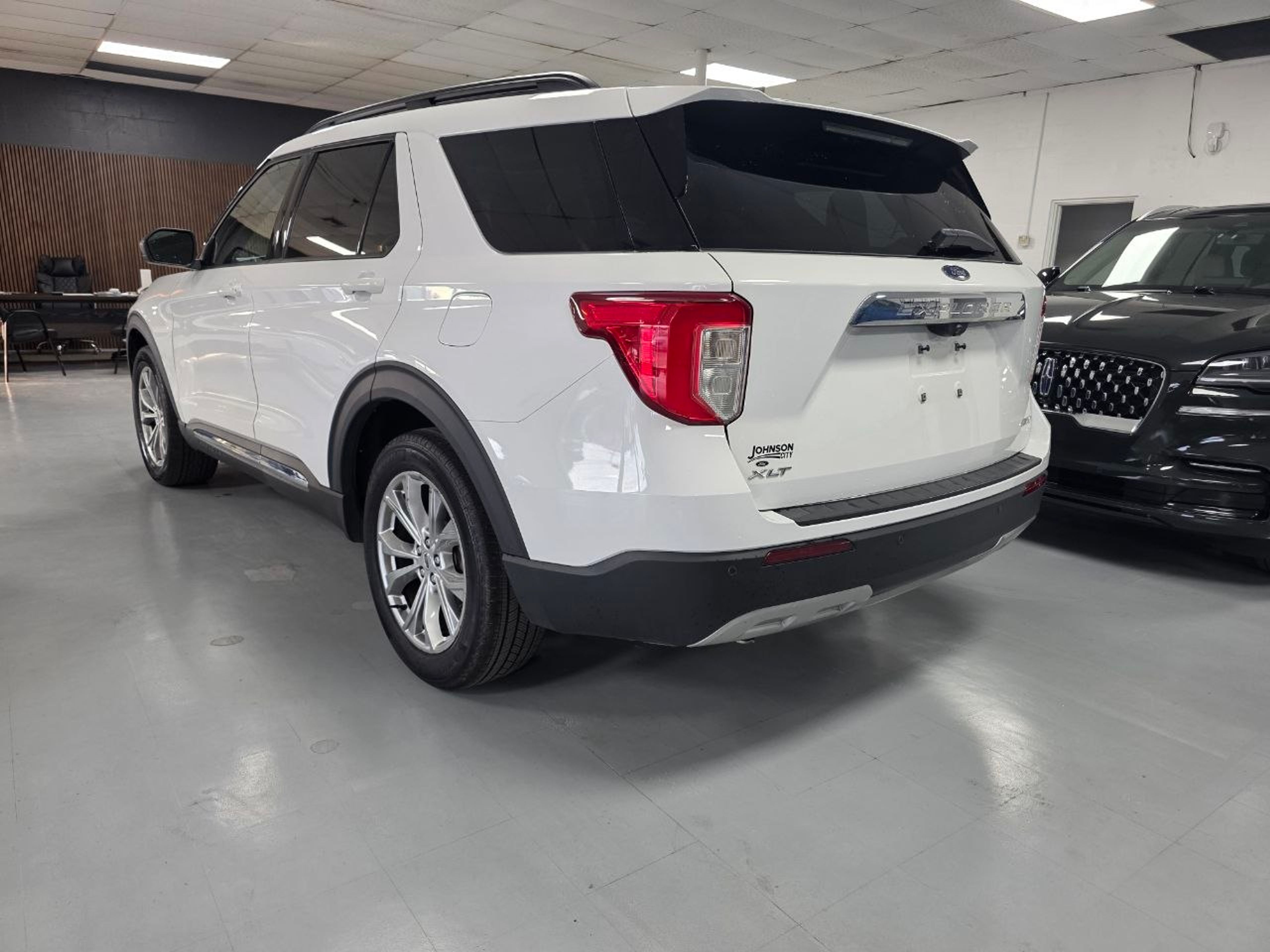 2021 Ford Explorer White - Photo 4 of 7